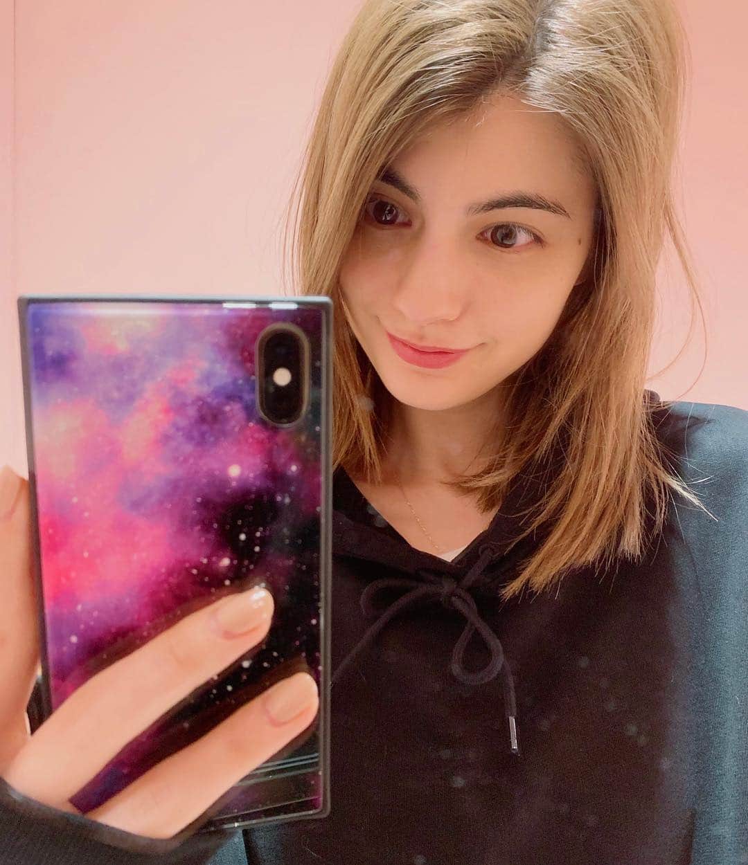 のインスタグラム：「発売中の @sweet_editors にて登場してる @eyle_api のスマホケース🌏私は宇宙柄がお気に入り💗💗💗 ラメもかかってて可愛いのだーー！🌈 たっくさんカラーのバリエーションあるから是非チェックしてみて〜！ #EYLE_TILE  #四角いケース #スウィート  #PR」