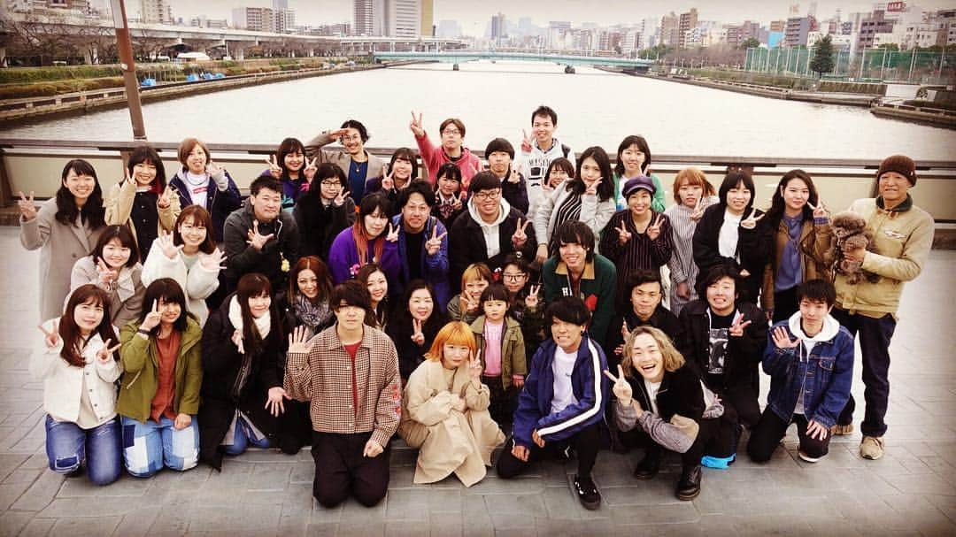Amelieのインスタグラム：「ミュージックビデオ撮影終了！  参加して頂いたエキストラの皆さんと記念撮影！ 寒い中お待たせしてしまいすいませんでした！そして、ご協力ありがとうございました！！ 最高のMVの公開は後日！！ 参加出来なかった皆様も楽しみにお待ちください〜！！ #Amelie #ノンフィクション」
