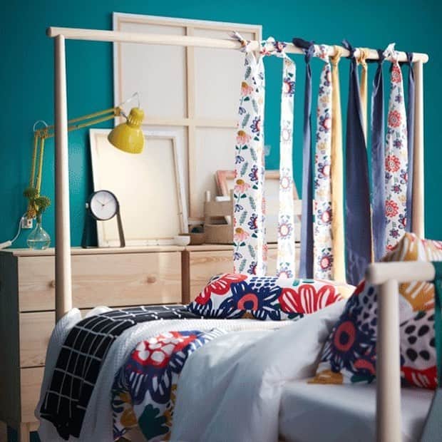 IKEA JAPANさんのインスタグラム写真 - (IKEA JAPANInstagram)「今日は睡眠の日。毎日眠るベッドルームを模様替えしてみませんか？﻿ ﻿ 大好きなものを詰め込むか、シンプルに洗練させるか。あなたはどちら派？﻿ ﻿ さまざまな色やテキスタイルを組み合わせて、ベッドをお部屋の主役に。プレーンな壁や明るい色の木の家具など、他の部分を落ち着かせるのがポイントです。﻿ ﻿ 鮮やかな色の小物が際立つように、壁、床、ベッドカバーの色を同じトーンで統一。細い線や面積の小さなアイテムでコントラストを効かせましょう。﻿ ﻿ アイデアの詳細はプロフィールのリンクから。﻿ ﻿ #IKEA #ikeajapan #イケア #くつろぎの冒険 #イケアアイデア #ベッドルーム #イケアアイデア_パーソナリティ」3月15日 18時13分 - ikeajapan