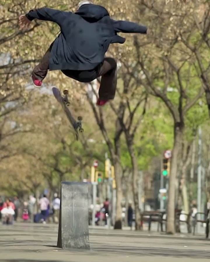 のインスタグラム：「Synced to the lights. 🚦 🏃‍♂: @jaakkoojanen 🎥: @jassomies @redbullskate #skate #frontside #quarter #sk8 #barcelona #redbull #givesyouwings」