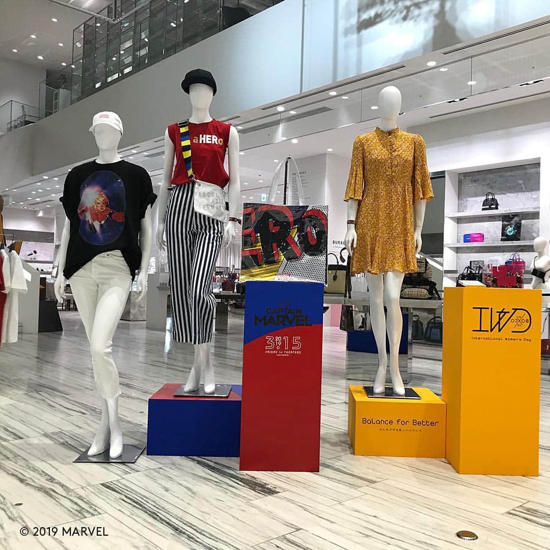 のインスタグラム：「映画『キャプテン・マーベル』が本日より公開です！バーニーズ　ニューヨーク各店店頭には、『キャプテン・マーベル』をモチーフにしたエクスクルーシヴアイテムがラインナップ。ぜひこの機会にお越しくださいね。 #captainmarvel #marvel #pascalmariedesmarais #figandviper #fashion #キャプテンマーベル #マリエ #植野有砂 #ファッション #バーニーズニューヨーク #barneysjapan」
