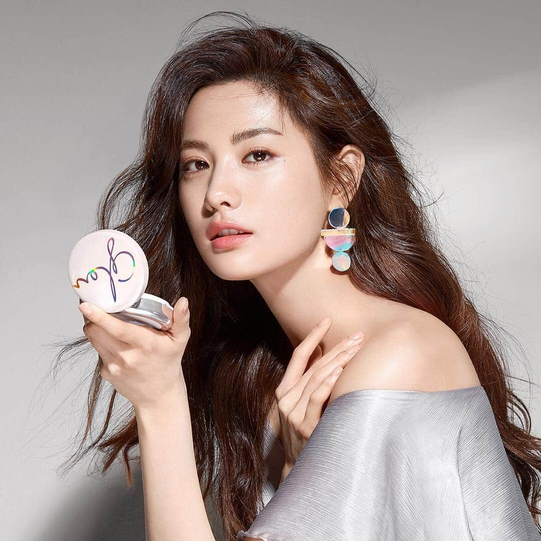 미샤 MISSHAさんのインスタグラム写真 - (미샤 MISSHAInstagram)「- Translucent opal create  a halo of radiance This flawless radiant glow cushion  calls for a selfie - 자개 파우더의 프리즘광채로 거울을 부르는 눈부신✨결광 커버 💋@jin_a_nana - #Fall_in_Love_with_Cover_Glow #미샤 #쿠션 #커버글로우 #커버글로우쿠션 #영롱쿠션 #i_love_me」3月15日 18時23分 - missha.official