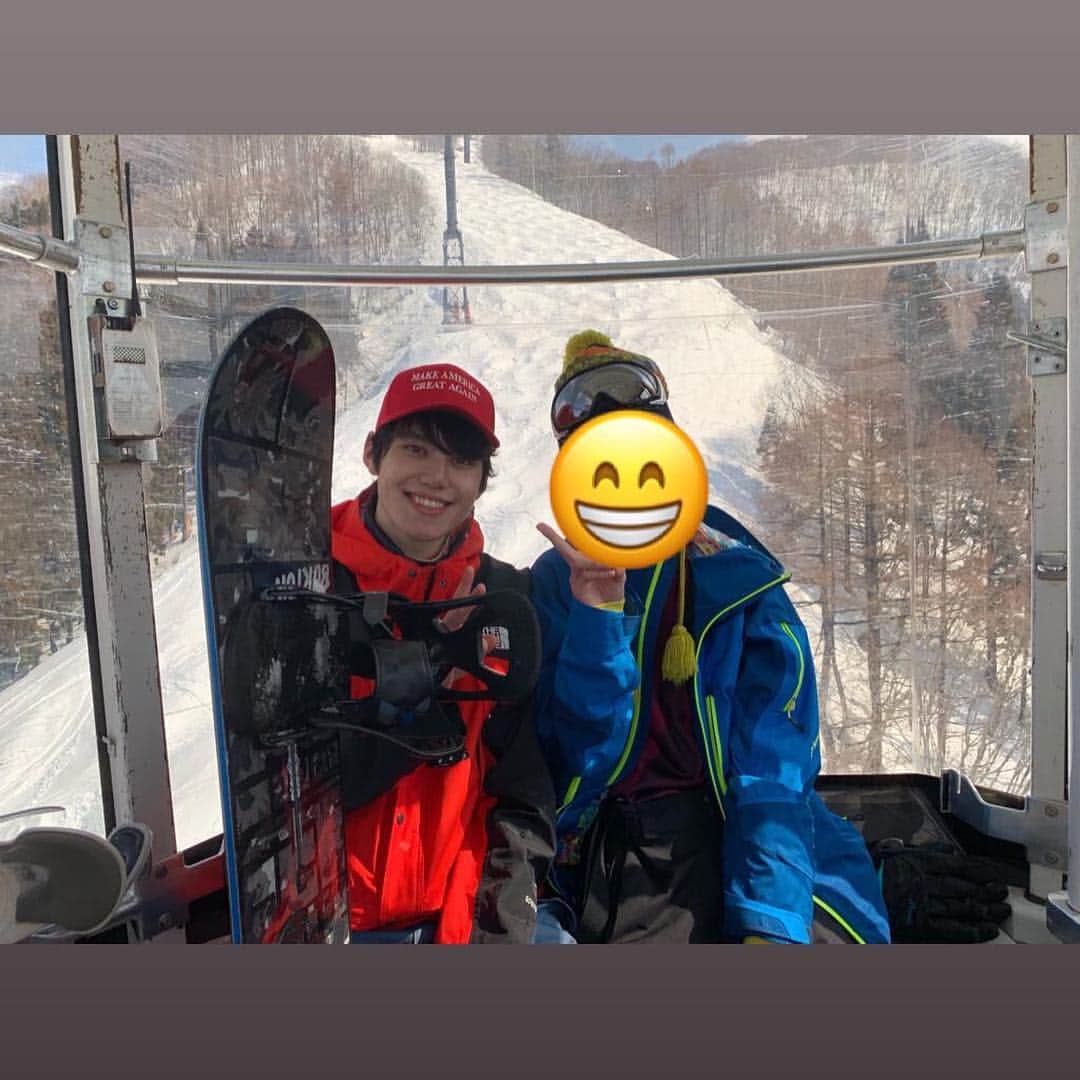 高野海琉のインスタグラム：「もう割と前だけど友達とスノボしてきた〜 赤のウェアに赤キャップ。 「ピザーラの店員みたい。」って友達に言われちゃった😐  寒い中グローブ忘れて手は凍傷になり、夜には70℃近くある熱々の野沢温泉入って、体中火傷して、まぁ結論的に楽しみました。  #野沢温泉スキー場 #野沢温泉 #火傷 #凍傷 #スノボ最高」