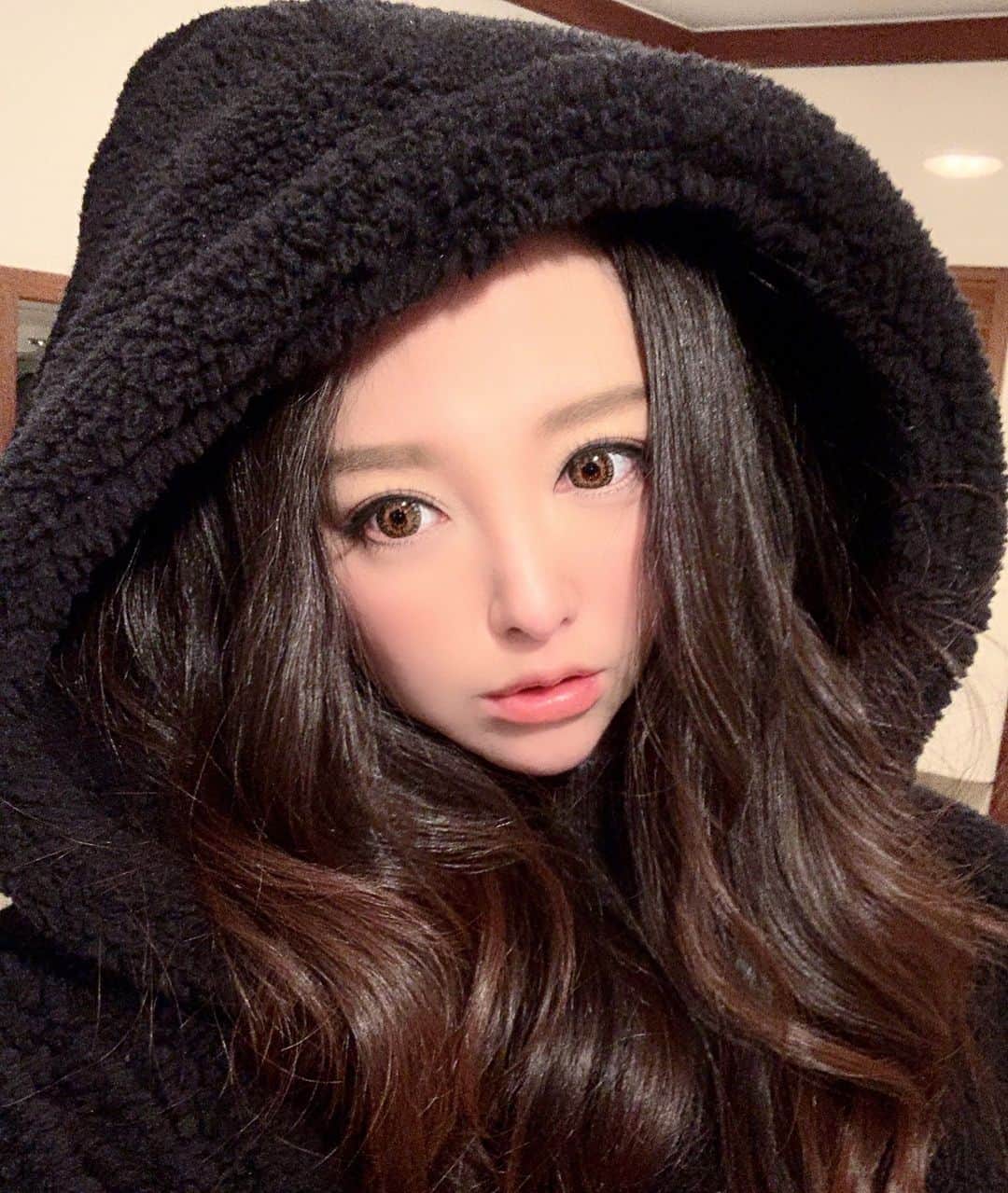 のインスタグラム：「春なのに夜はまだ寒いな。﻿ ﻿ ────────────────────────── #ビッグフード #フード #中は薄着 #アウター #outer #ボケ顔 #寒い #hood #hoodie #寒いの嫌い #花粉も嫌い #ぼけ顔」