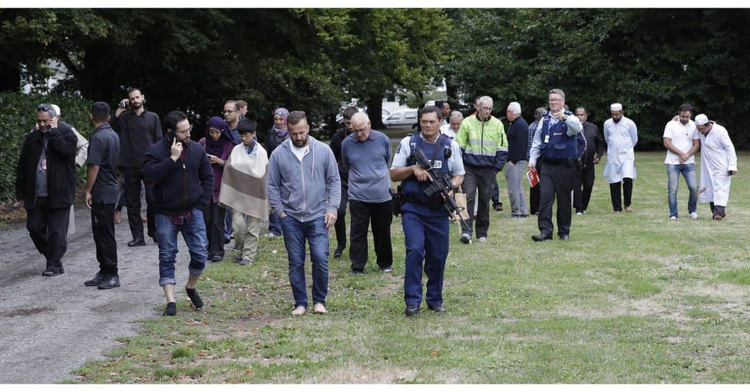 ルモンドさんのインスタグラム写真 - (ルモンドInstagram)「Des fidèles sont escortés par la police après l'attaque terroriste qui a frappé la Nouvelle-Zélande vendredi 15 mars. Au moins 49 personnes ont été tuées dans deux mosquées de la ville de Christchurch. Plusieurs suspects liés à l’extrême droite ont été interpellés à la suite de cet attentat, décrit comme « bien planifié ». Suivez notre live via le lien dans notre bio. - Photo : Mark Baker / AP Photo (@apnews) - #NouvelleZelande #Attentat」3月15日 18時32分 - lemondefr
