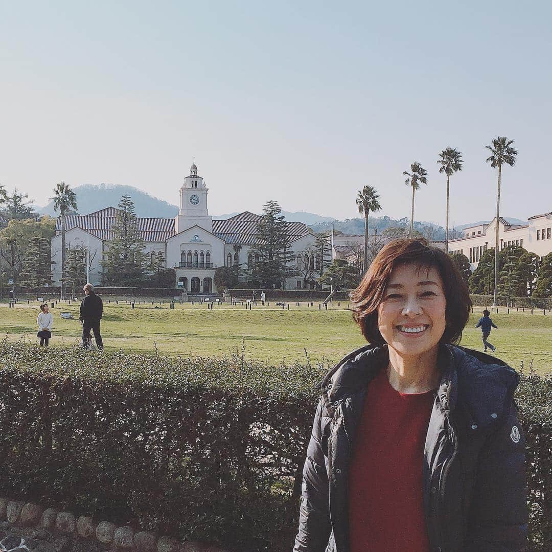 小西美穂さんのインスタグラム写真 - (小西美穂Instagram)「きょうは母校、関西学院大学に来ています。﻿ 本当に美しいキャンパスなのです。﻿ 私は日本一だと思っています✨🌙 ﻿ どこを歩いても﻿ 青春の思い出がいっぱい詰まってて﻿ 胸に込み上げてくるものがあり…😭﻿ ﻿ と、感傷的になってたら、﻿ ﻿ ラクロス部が﻿ 「ロス部」になってました。﻿ ﻿ あかんやーん笑笑！﻿ウケる。 ﻿ （一応わたしはラクロス部初代主将で現OBG副会長）  でも新歓はこれからやんネ。 入部者、ロスじゃなくて活況になりますよう✨  さてさて、 なんでココに来ているのかは、﻿ 後ほどアップします！！﻿ ﻿ @kwanseigakuinuniversity @kwanseilaxw #関西学院大学 #キャンパス #kwanseigakuin #masteryforservice」3月15日 18時32分 - mihokonishi69