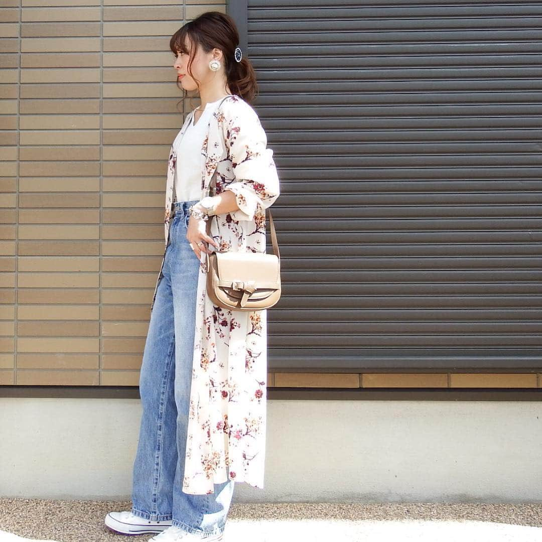 miho.a.nicoさんのインスタグラム写真 - (miho.a.nicoInstagram)「コーデの記録😊 ・ 『fifth』 @fifth_store の#フラワーロングシャツワンピース ❤︎ 同素材のベルトリボン付きでワンピースとして着てもガウンとして着ても可愛い😍 30%オフクーポンが出てました❣️ ・ ・ 合わせてるバッグは @editsheen_store の#ベルトデザインポシェット ❤︎ ブラウン可愛い❤️ バッグはタイムセール中でしたよ😆❣️ ・ ・ one-piece#fifthTL #fifth @fifth_store  bag#editsheen @editsheen_store ・ ・ ・ 左から⇨ tops# @lily_insta_shop  bottoms# @hoochie_coochie_official  shoes#zara @zara  pierce# @luaeprimavera  hair accessory# @himest.jp  watch# @klon_klon_klon  bracelet# @goldy_jp ・ ・ tops# @lily_insta_shop  bottoms#grl @grl_official  shoes#converse @converse_jp ・ ・ tops# @lily_insta_shop  bottoms# @freaksstore_official ・ ・ #cordinate #outfit#instafashion #プチプラコーデ#コーデ#コーディネート#今日のコーデ #ファッション#オトナカジュアル #ootd#フィフス#フラワー#エディットシーン#バッグ#bag#グレイル」3月15日 18時33分 - miho.a.nico