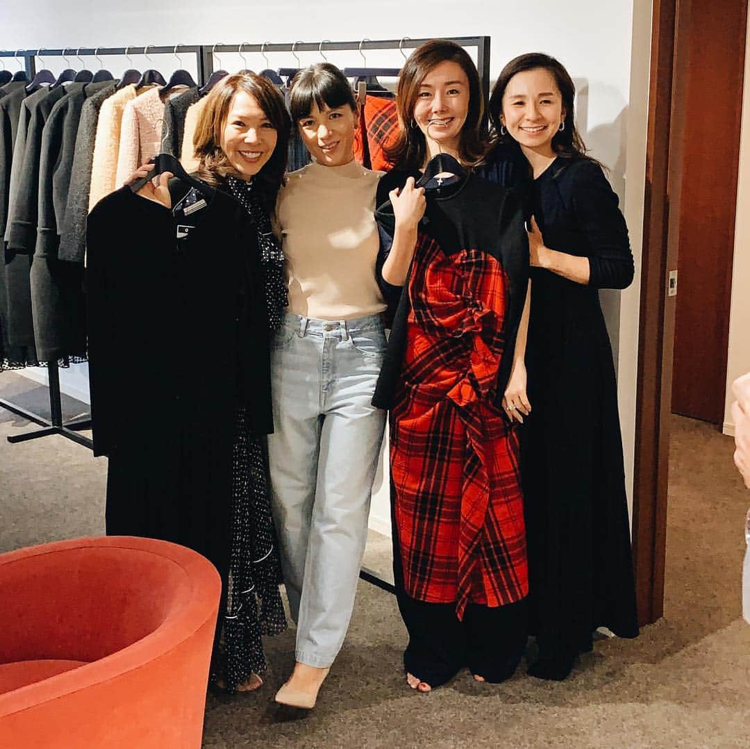 BORDERS at BALCONYのインスタグラム：「今日からは @bordersatbalcony の2019AW展示会です！ 皆さまお忙しい中、御来展いただきありがとうございます！ 2019AWはチェック・ドット・レザーとバリエーション豊富に展開しています。今年の8月には皆さまにもお届けいたしますので、楽しみにしていてください！  #ボーダーズアットバルコニー #ボーダーズ #ボーダー #ボーダーコーデ #ボーダートップス #ボーダートップス #ボーダー好き #橫條紋 #stripes #style #newcolloection2019 #musthave #2019aw #展示会 #ワンピース #workwearstyle #officeoutfit #fashionstyle #fashionista #instagood #blackandwhite #春裝  #新貨上架 #newcollection #workstyle #officelook #officewear #workwear #officefashion #newcollections」