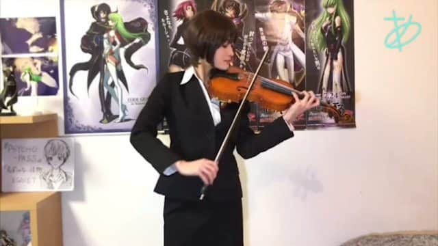 のインスタグラム：「Ayasa channel最新作٩(ˊωˋ*)و ・ 今回はアニメ『PSYCHO-PASS(サイコパス)』エンディングテーマ、EGOISTさんの『名前のない怪物』を常守朱ちゃんコスで弾いてみました🎻 📺https://youtu.be/tqTEUZPL-Xk . リアルタイムでアニメを観ていて、その時から大好きだったこの『名前のない怪物』💙💙 . この曲はどこかのタイミングでいつか必ずやカバーしたいと思っていたのですが、ちょうど今年の1月2月3月と３ヶ月連続で劇場版アニメ三部作『PSYCHO-PASS サイコパス Sinners of the System』が公開になり、そして最近公開スタートしたCase.3のエンディングがこの曲ということで、今回挑戦してみました✨🔫 . やはり名作、名曲はいつ観てもいつ聴いても素晴らしい😍😍😍 #神曲 大好きな曲を楽しんで弾いてみたので、皆様にも楽しんで聴いて観ていただけたら嬉しいです💙💙 ・ ・ #ayasachannel #ヲタリスト  #バイオリン #弾いてみた  #violincover #violinist #バヨリン弾き #psychopass #サイコパス #psychopassanime #psychopassmovie #サイコパスss #pp_anime #名前のない怪物 #EGOIST #常守朱 #psychopasscosplay #犯罪係数」