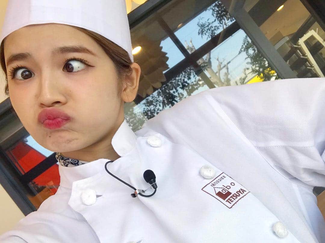 富久美玲のインスタグラム：「_ . 地元のケーキ屋さん"TETSUYA"で ロールケーキ作りを体験しました！ . そして人生初のコック服👩🏻‍🍳✨ . 地元でのお仕事が新鮮なのと色んな 体験出来て楽しかったです＼(^o^)／ . #cbcテレビ#調べたガール#ロケ#地元#春日井#テツヤロール#ロールケーキ作り#体験」