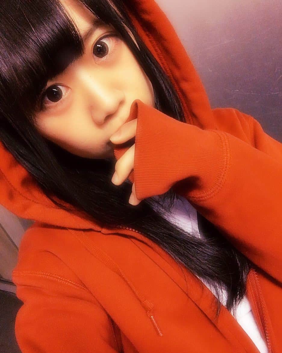 海月咲希のインスタグラム：「赤パーカーがフィルターでオレンジに見える。 #パーカー女子 #制服パーカー #赤パーカー #オレンジ #いやおれんでぃ」