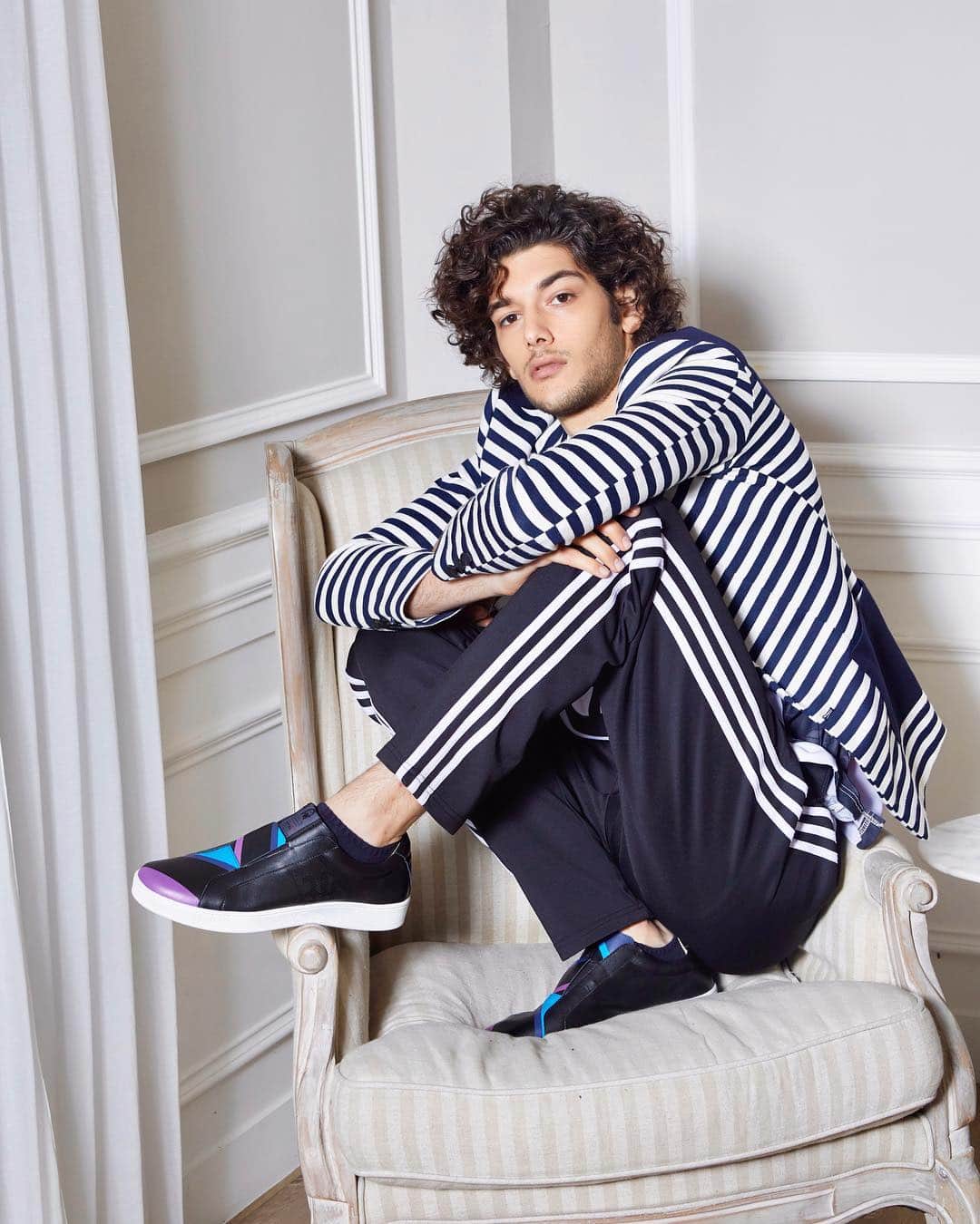 のインスタグラム：「Introducing BISHOP BOLT! This latest addition to Royal’s BISHOP line, is a unique blend of modern and retro hip hop style!  Discover more through link in bio. #newarrival #bishopbolt #urbanfusion #hiphop #inspired #modern #retro #fusion #sneakerfreaker #stripes #lacelessdesign #royalelastics #royal」