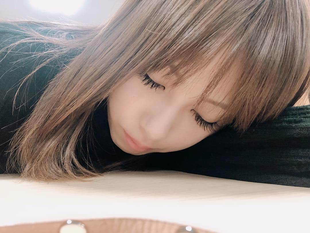のインスタグラム：「試験が終わってやっと解放〜🙌🙌 試験より講義聞いてる方が体力使ったけど🤭🤭🤭 #美容 #資格 #試験 #エステ #エステティシャン #脱毛 #美容ライト脱毛 #フォトフェイシャル #勉強 #study #aya #aea」
