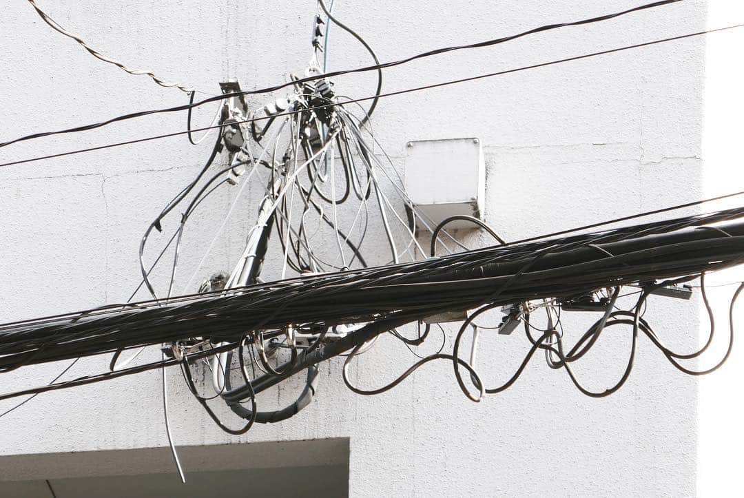 石山蓮華さんのインスタグラム写真 - (石山蓮華Instagram)「手前と奥の引き留め具はどう設置されているのだろう。 撮るときは線の形ばかり見ていたけれど見直してみたら気になりました。 #いい電線 #電線 #電線礼讃 #electricwire #wwwdc」3月15日 18時57分 - renge_ge