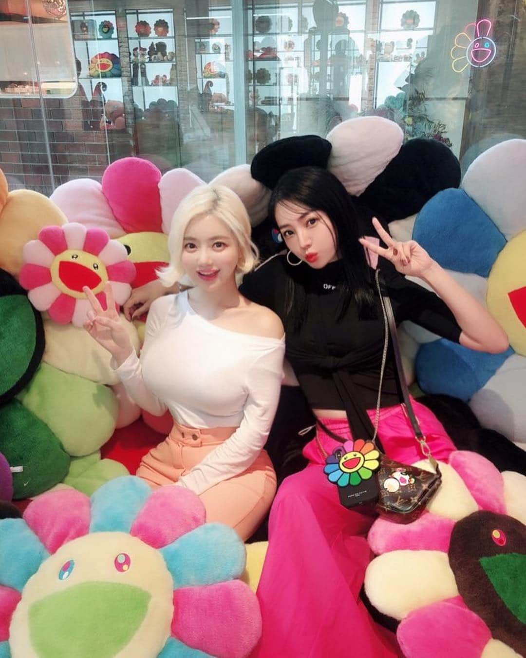 megbabyのインスタグラム：「또 데이트 하자❤️우리 이뿌닝 @deejaysoda 😘🌼🌼🌼🌈」