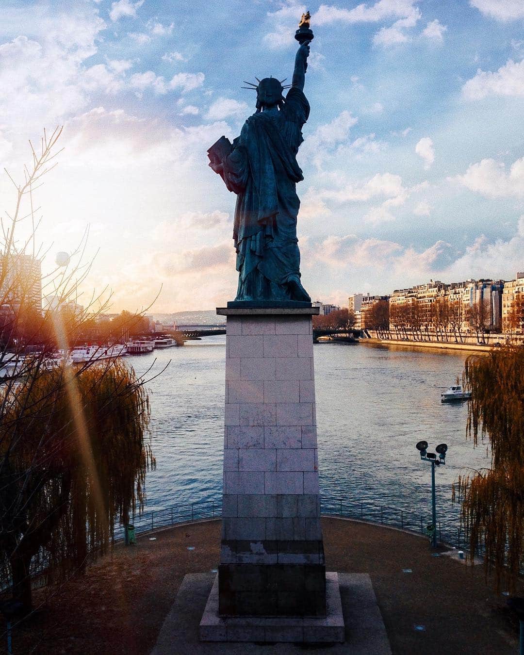 NICOLAS SIMOESのインスタグラム：「When Paris meets New York ❤️✨」