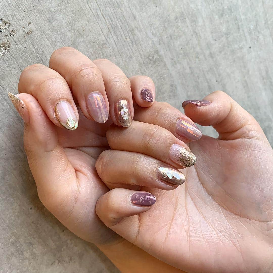RUBY&ONYX by Kanako Miuraのインスタグラム：「当店のInstagramから🌈 ・ ・ INSTYLE BLOGにて、角質ケアについて取材していただきました！ 正しいセルフケア方法や臭いの原因などについて説明させて頂いてます。 ・ "溜まりすぎた角質ケアはセルフでは無理？ネイリスト直伝の正しいケア方法" ・ サロンのプロフィール画面のリンクからどうぞ😊 是非、ご覧ください！ ・ ・ ・ 角質ケアキャンペーン👣 ・ 好評につき3月末まで延長🤗 期間中ジェルネイルまたはポリッシュカラーをされたお客様に足裏の角質ケア&ゴマージュ(通常価格¥3780)をプレゼント致します！ 乾燥する冬にこそつるつるのお足元で快適にお過ごしください。 ※ネイルはハンドでもフットでも可 ※ご予約の際に角質ケアご希望の旨お伝えくださいませ。 ・  3/16 12:00〜 3/17 16:00〜 ご案内可能です。 お気軽にお問い合わせくださいませ💫 ・ ・ #daikanyama#nailsalon#nail#gelnail#rubyandonyx#summer#summernails#handnail#mode#cool#studs#menscare#ART#winternails#nuancenails#メンズネイル#メンズケア#定額制ネイル#通い放題#ジェルネイル#ネイル#ノーサンディング#フットケア#大人ネイル#フットネイル#シンプルネイル#天然石ネイル#代官山ネイルサロン#トレンドネイル#ショートネイル」