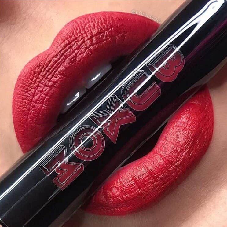のインスタグラム：「We congratulate our colleagues at Shiseido Canada for BUXOM's Va-Va Plump Shiny Liquid winning the 2018 Clin d'oeil Experts' Choice Beauty Award for Best Lipstick. Established in 1980, Clin d'oeil is the first fashion magazine in Quebec, and out of hundreds of products, a jury of beauty experts awarded the best of the beauty world. The lipstick is available in 20 shades, and delivers bold, intense color with intense staying power.  BUXOM: https://www.buxomcosmetics.com  @buxomcosmetics #BUXOM #buxomcosmetics #buxomvavaplump #vavaplump #shinyliquidlipstick #lipstick #shiseido #shiseidocanada #バクサム #資生堂 #资生堂 #化妝品 #化妆品 #메이크업 #뷰티 #뷰티스타그램」