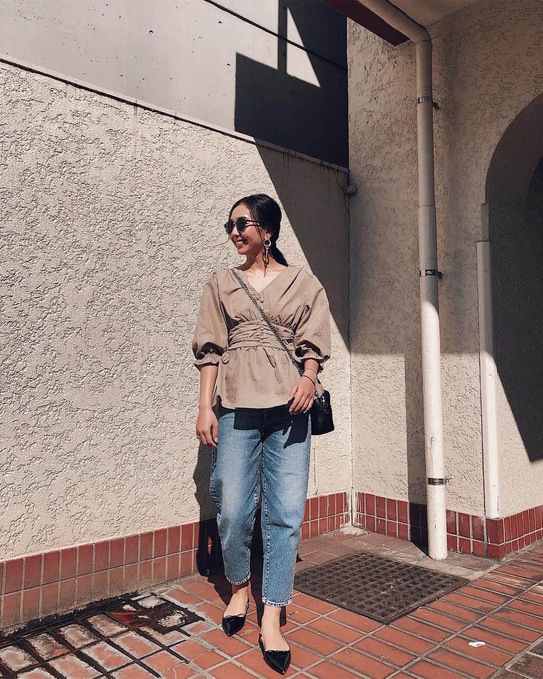 のインスタグラム：「肌馴染みのいいベージュブラウス❤︎ . 横から見たときのペプラム感がよき🙆🏾‍♀️ . . . . . #blouse / @fifth_store  #bag / #jandmdavidson  #shoes / #zara  #sunglasses / #rayban  fifthは30%OFFでした！ . . . . . #fifth#fifthtl#outfit#coordinate  #デニムコーデ#フィフス#プチプラコーデ#オフィスコーデ#ウエストマークチュニック」