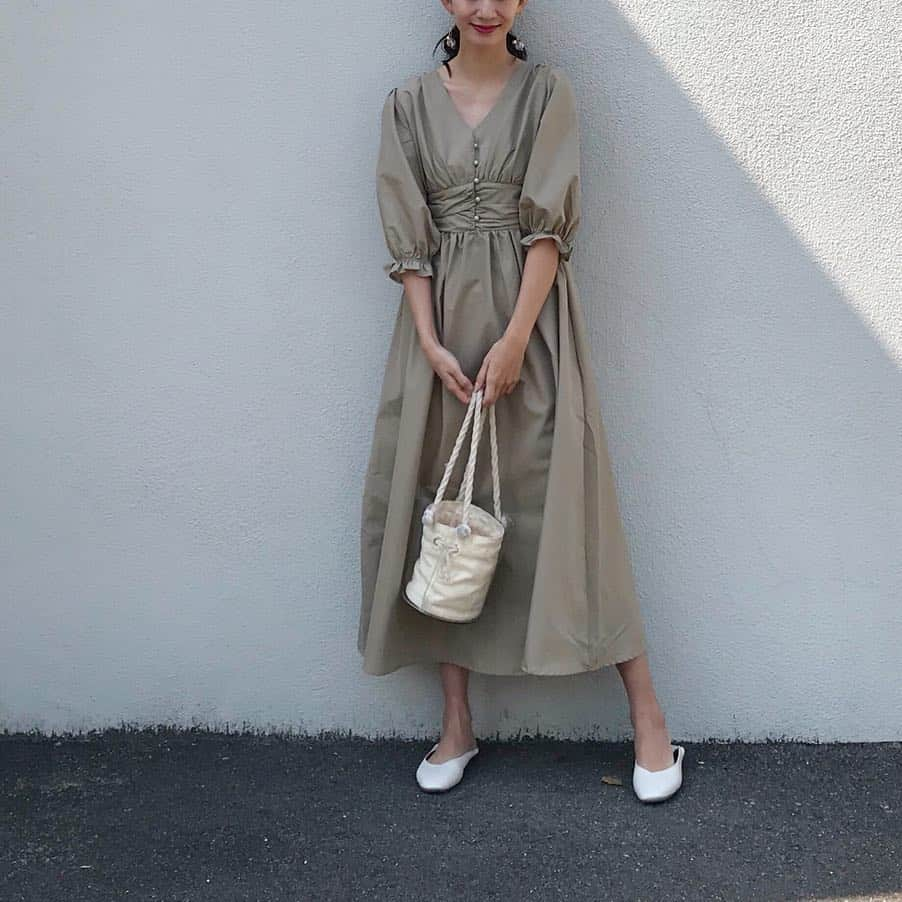 Nagiさんのインスタグラム写真 - (NagiInstagram)「. ワンピースな日♡ ベージュ✖︎ホワイト . . onepiece. @fifth_store #fifth →30%off bag. #ricomoco  shoes. #senseofplace  earring. #mili」3月15日 19時19分 - nagina001