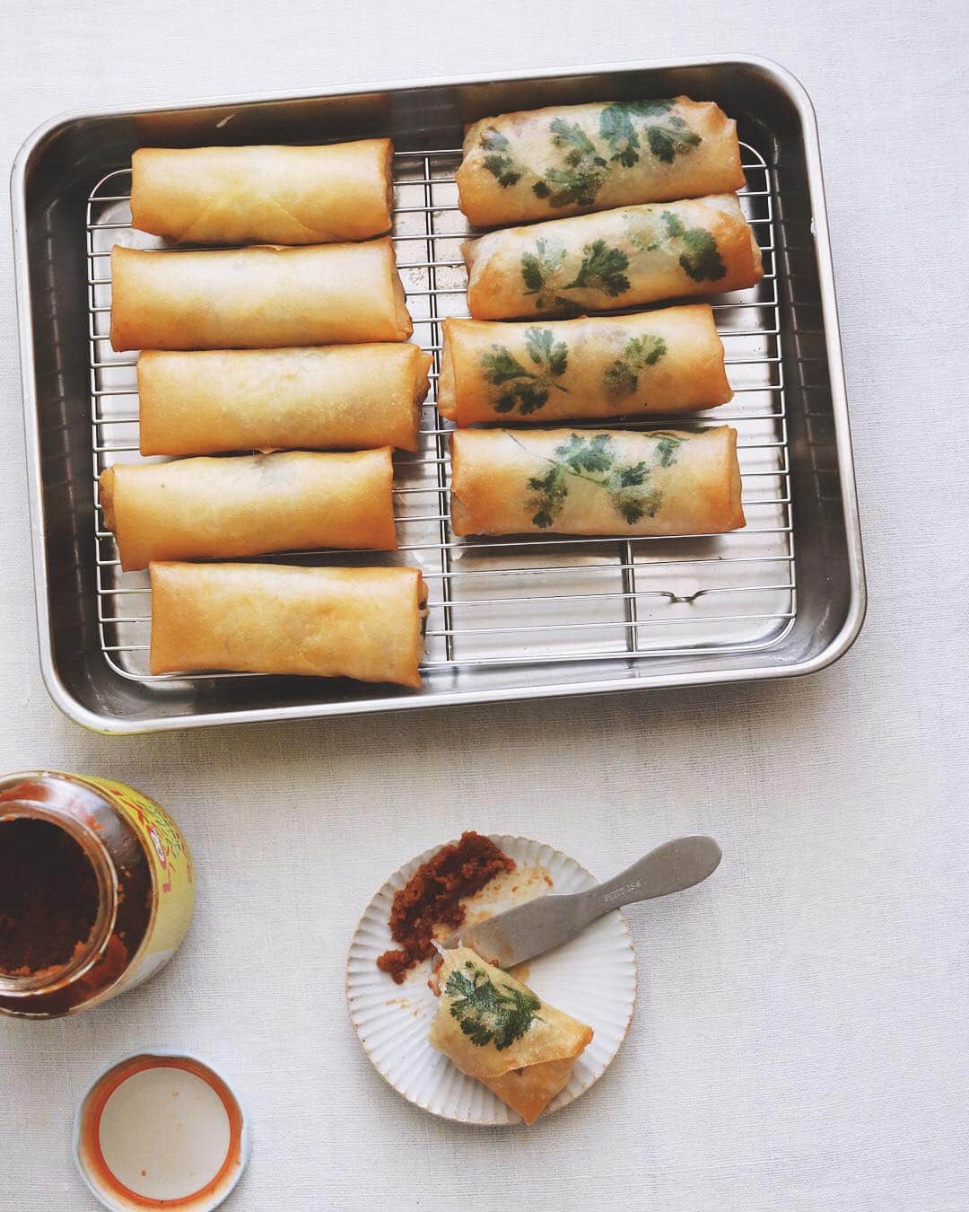 樋口正樹さんのインスタグラム写真 - (樋口正樹Instagram)「Spring rolls . 今夜は春巻き揚げました。 半分はパクチー入りです。 これもラブパクソースで。 . 最近餃子より春巻き多く、 乾燥野菜のホシコさんの レシピをリピートしてる。 . レシピはこちら。 👉@hoshiko_dryvege . . #春巻き #簡単レシピ #揚げ物 #乾燥野菜 #熊本野菜 #お惣菜 #ラブパク #LOVEパクチーソース #springroll #springrolls #HOSHIKO #dryvegetables」3月15日 19時11分 - higuccini