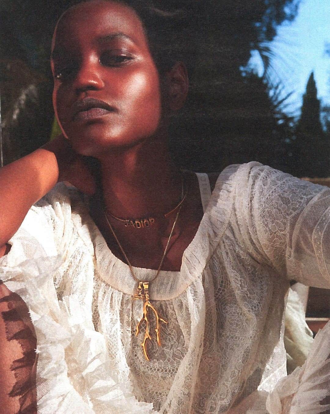 グーセンス パリのインスタグラム：「TALISMAN necklace. . Thank you @yasmin_kayser and @laurenthumbert05 for this beautiful photograph in @lobs . . #Goossens #talisman #necklace #coral #rockctystal #yellow #gold #brass」