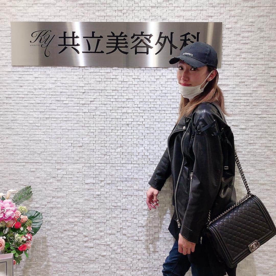 共立美容外科・歯科・皮膚科さんのインスタグラム写真 - (共立美容外科・歯科・皮膚科Instagram)「タレントのゆしんさんが渋谷院に遊びに来てくださいました😁💕 ・ ご縁がありお付き合いをさせていただいております🌱 ・ 「良かったらコレ..🍪🍫」とお菓子を頂いてしまいました😭 ・ いつもお心遣いありがとうございます🙇‍♀️✨ ・ みんなで美味しくいただきました💝 ・ ゆしんさんのこれからのご活躍も応援してます٩(^‿^)۶ ・ また遊びに来てくださいね🌸 ・ 【渋谷院】 ➿0120-340-428 ・ 【銀座院】 ➿0120-560-340 ・ 【千葉院】 ☎︎043-242-8210 ・ 【横浜院】 ➿0120-4580-34 ・ 【全国24院共通】 ➿0120-500-340 ・ #共立美容外科 #共立美容歯科 #共立美容皮膚科 #美容 #美容外科 #美容皮膚科 #美容歯科 #整形 #クリニック #渋谷 #shibuya #kyoritsubiyo #cosmeticsurgery #plusticsurgery #beauty #clinic #avex #タレント #talent #ゆしん」3月15日 19時17分 - kyoritsu_biyo
