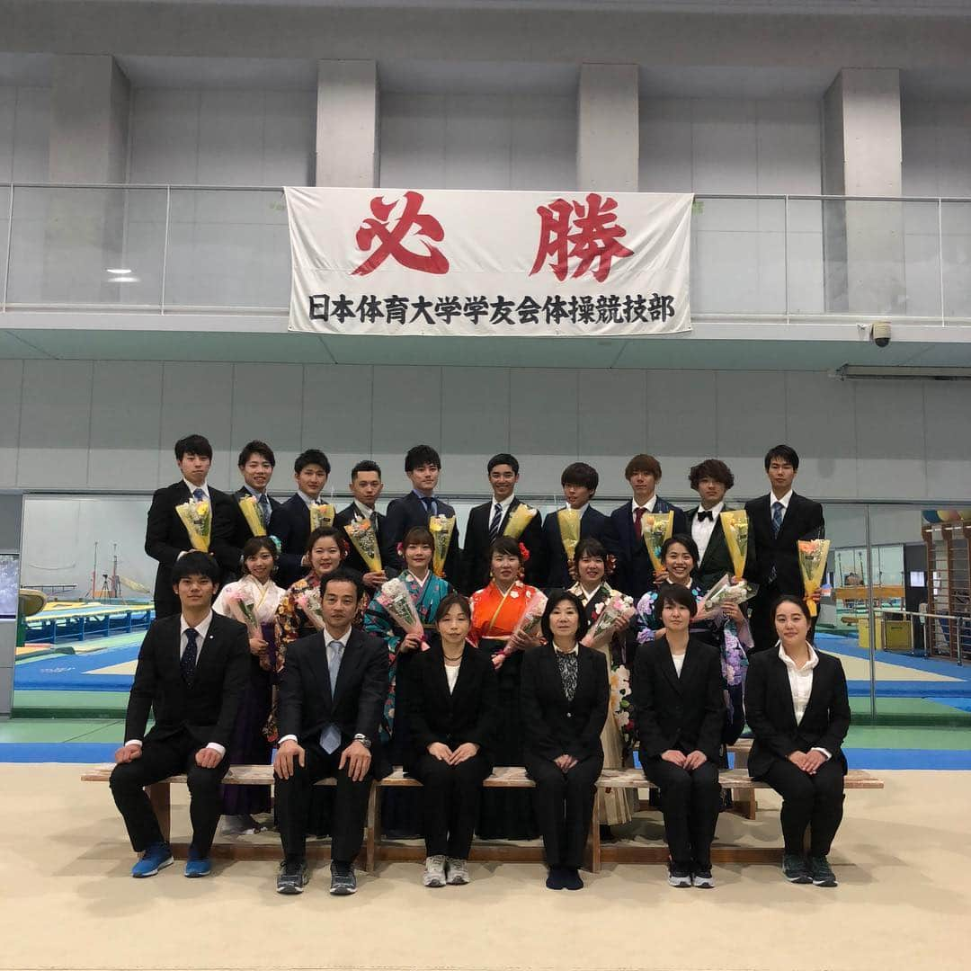 白井健三さんのインスタグラム写真 - (白井健三Instagram)「2019/3/15 ・ 日本体育大学を卒業しました。 ・ 泣いた泣いた。こんなに涙を流すとは。笑 ・ ・ 同期というありがたい存在が当たり前のようにいる贅沢な環境だったのでいざ明日からいなくなると考えると色々不安です。 ・ それくらい僕は同期や周りに恵まれた大学生活を送ることができたんだなと充実感に溢れています😌 ・ 同期のみんなとお別れするのは寂しいというより心が空っぽになる感覚が強いですが、みんなそれぞれに頑張るはず。新しい目標に向かって頑張ります🤩 ・ この4年間は大きな財産です！みんなまた会える日まで元気でね☺️☺️ ・ #日体大#卒業#一生の思い出#同期#サイコー#お別れ#号泣#後輩たちと頑張る🤝👍#みんな本当にありがとう#」3月15日 19時26分 - kenzoshirai