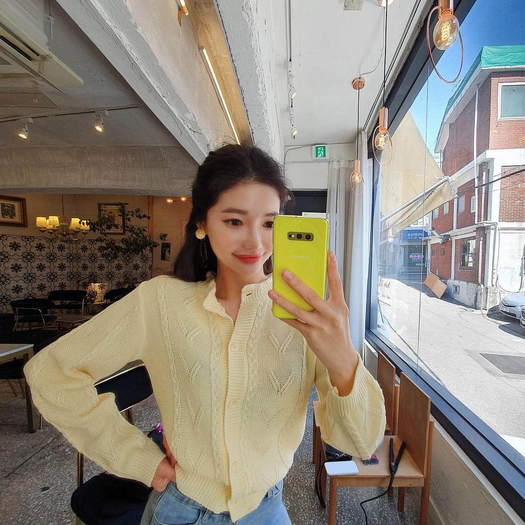 のインスタグラム：「⠀⠀⠀ 봄 햇살 가득 담은 스마일~ #거울샷 #셀스타그램 #ootd #데일리룩 #I❤️S10」
