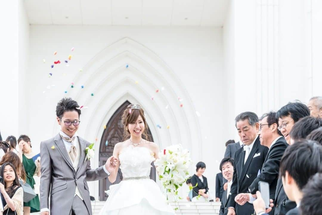 ロイヤルグレース大聖堂│福井 │結婚式場さんのインスタグラム写真 - (ロイヤルグレース大聖堂│福井 │結婚式場Instagram)「. 「結婚式を通じて何を伝えるか」 照れくさくて言えなかった、ありがとう 心の奥に閉じ込めていた、ごねんね  結婚式という機会を活かして絆を繋ぎ直す  祝福の歓声も、ゲストの笑顔も 涙の一粒さえも おふたりが創り上げたワンシーン . @royalgrace_wedding ［ロイヤルグレース大聖堂］ 福井ゲストハウスウェディング ---ROYAL GRACE----------------------- [HP]http://royalgrace.jp/ [TEL]0776-57-0008 [OPEN]AM10-PM8(Reserve More) ---------------------------------------- . #フラワーシャワー #リボンシャワー　 #ガーデンセレモニー　#ウェディングドレス #ロイヤルグレース大聖堂 #2018春婚　#卒花嫁 #プレ花嫁 #結婚準備中 #全国のプレ花嫁さんと繋がりたい #ウェディング #結婚式 #挙式 #披露宴 #大聖堂 #パーティー #ガーデン #福井結婚式場 #福井結婚式 #福井 #福井市 #wedding #weddingparty #フォト婚 #愛 #涙  #記念日 #fukui #fukuiwedding . ■Wedding professional partners  @kouzaburou.wedding @kouzaburou_tsuruga @kimono_kouzaburou @beauty_factory1088 @visual_factory_intl @rose_rosa_flowers . ■Sister stores @royalgrace_wedding @fait_maison_takanawa」3月15日 19時21分 - rosegarden_royalgrace_wedding