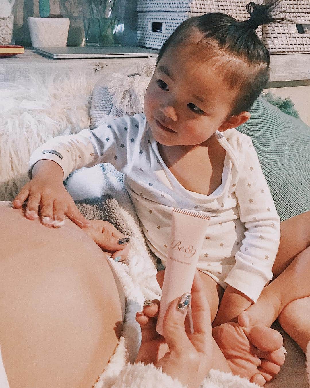 -LIFE IS FUN-さんのインスタグラム写真 - (-LIFE IS FUN-Instagram)「. Babyに塗り塗りしてあげるのは善太の役目💞 毎日お願いしてるよ👦🏽👐🏾✨ デリケートなマタニティー時期に必須な 美白クリームはBe89を使ってます🤰🏽💜 デリケートケア用だから少量で しっかり潤うのにベタつかないの🙆‍♀️💯 #善太のいる生活 #ゆるりとした生活 #バストトップケア #美白 #マタニティ #マタニティライフ #マタニティケア #美容好きと繋がりたい #PR」3月15日 19時22分 - kiyoko1207