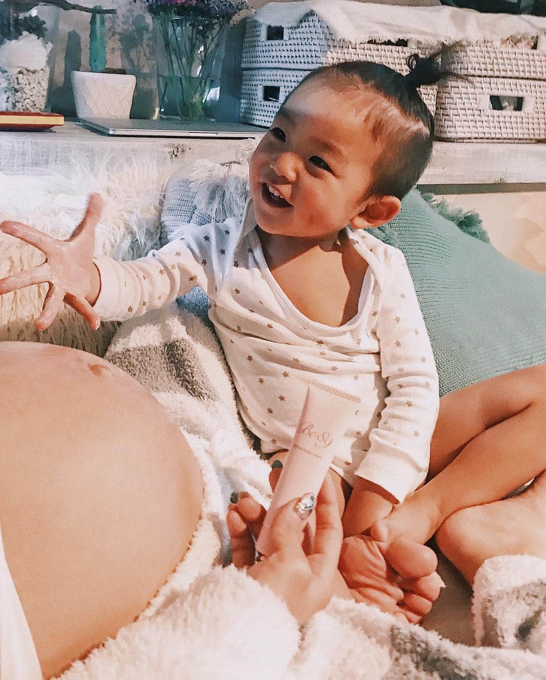 -LIFE IS FUN-さんのインスタグラム写真 - (-LIFE IS FUN-Instagram)「. Babyに塗り塗りしてあげるのは善太の役目💞 毎日お願いしてるよ👦🏽👐🏾✨ デリケートなマタニティー時期に必須な 美白クリームはBe89を使ってます🤰🏽💜 デリケートケア用だから少量で しっかり潤うのにベタつかないの🙆‍♀️💯 #善太のいる生活 #ゆるりとした生活 #バストトップケア #美白 #マタニティ #マタニティライフ #マタニティケア #美容好きと繋がりたい #PR」3月15日 19時22分 - kiyoko1207