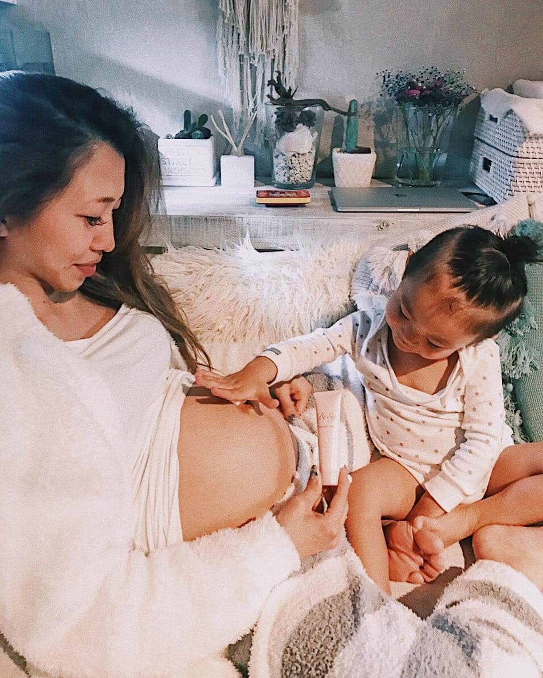 のインスタグラム：「. Babyに塗り塗りしてあげるのは善太の役目💞 毎日お願いしてるよ👦🏽👐🏾✨ デリケートなマタニティー時期に必須な 美白クリームはBe89を使ってます🤰🏽💜 デリケートケア用だから少量で しっかり潤うのにベタつかないの🙆‍♀️💯 #善太のいる生活 #ゆるりとした生活 #バストトップケア #美白 #マタニティ #マタニティライフ #マタニティケア #美容好きと繋がりたい #PR」