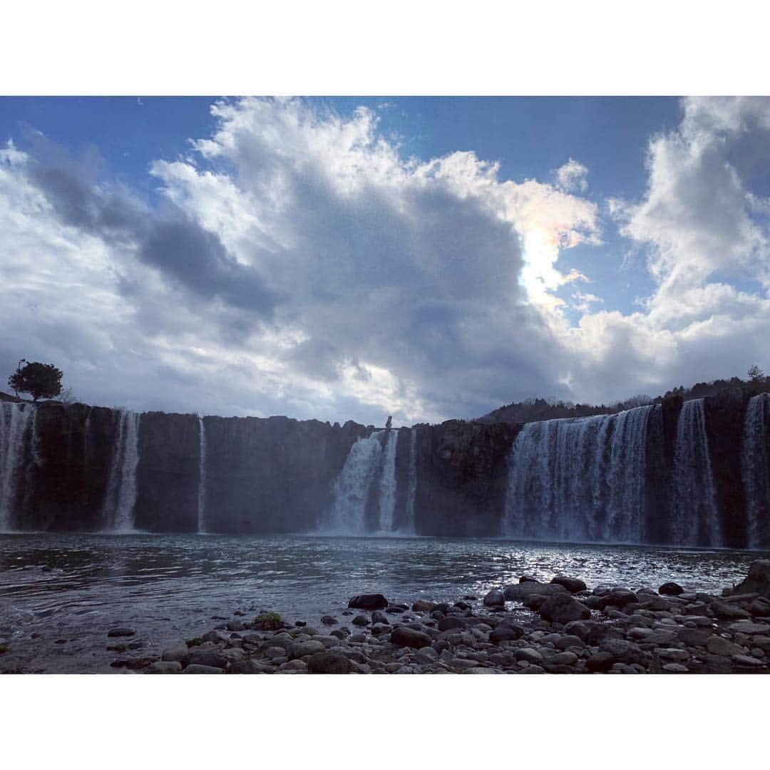 玉巻映美さんのインスタグラム写真 - (玉巻映美Instagram)「今日の絶景散歩の舞台は、東洋のナイアガラと言われる 大分県の原尻の滝でした😌 なんとなんと！ずっと曇り空で夕方には雨が降ったのにも関わらず、到着した途端に晴れ間が広がって、さらに虹が出たんです😍 なんというミラクル🌈✨ 雨女返上です！！！👏 #原尻の滝 #虹」3月15日 19時22分 - eimi_tamamaki