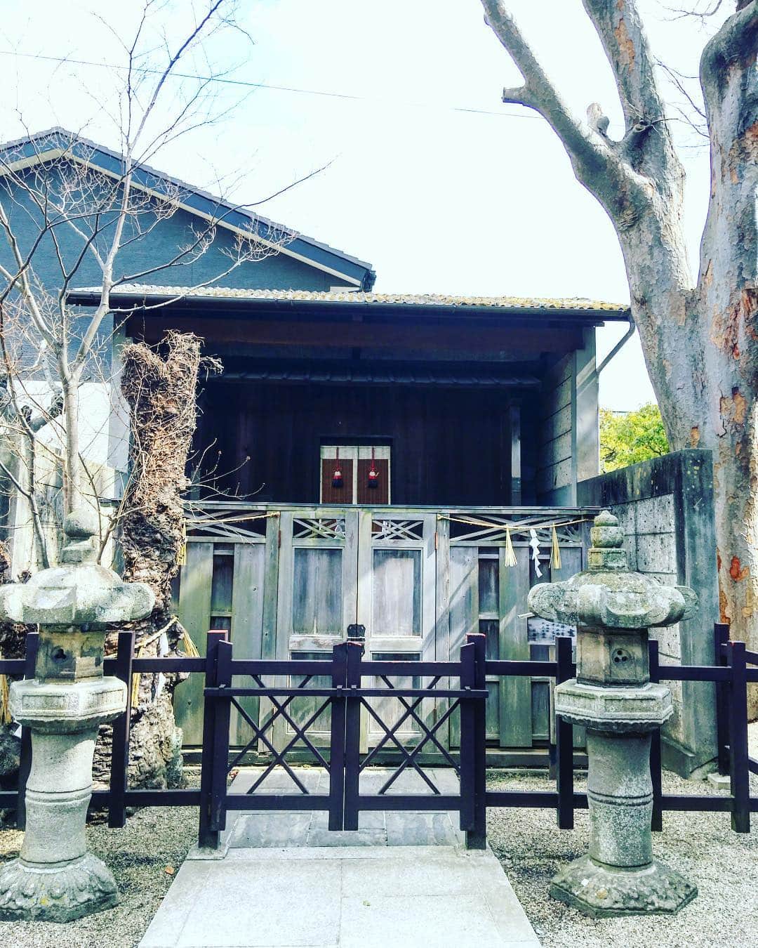 伊藤三巳華のインスタグラム：「本日は御釜神社の御釜を特別拝観してきました！✨🙏✨ 日本に7つあると言われている神釜のうちの4つがここにあり、御神体として崇められてます。 ドラゴンボールのようです！w  その釜の中の水が濁る時、災害が起こるとして、伊達藩の天変地異の予言釜としても大いに崇拝されていたと言います。🙏 それは塩を造る大きな鉄釜だったのですが、思っていたよりかなり大きな鉄釜。しかもいつ造られたかは不明。  大祭の7月の神事に海水を4つの鉄釜に入れるのですが、そこから一年間枯れる事なく水をたたえると言う、どこからどこまで、なんとも不思議な神釜の御神体を拝見出来まして感無量です✨ #仙台 #パワスポ #御釜神社 #本塩釜」