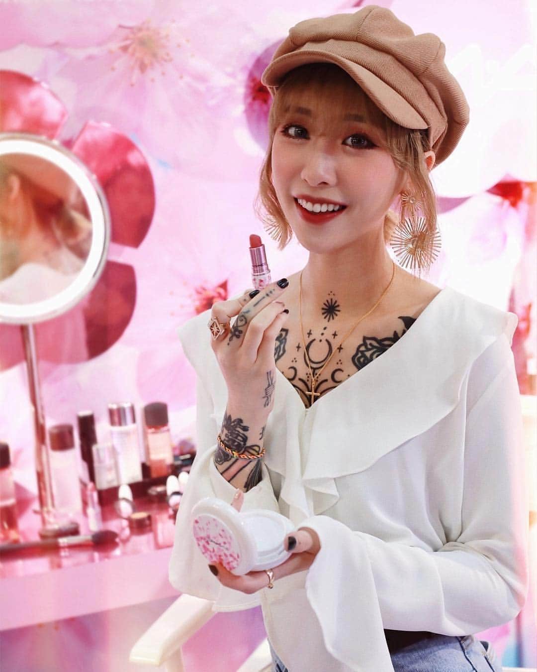 M·A·C Cosmetics Hong Kongさんのインスタグラム写真 - (M·A·C Cosmetics Hong KongInstagram)「🌸櫻花迷注意🌸！ 而家嚟我地係又一城嘅#櫻花妝藝 世界POP-UP除咗可以試到各款櫻花系列彩妝之外，仲有超多款櫻花色系#MAC子彈唇膏 任你配搭！無論你今日想化邊款色調嘅#櫻花妝藝，都一定會揾到最match你嘅唇色❤️ #MACLOVESHK #MACBoomBoomBloom #MACHongKong Regram: @ashh.aa 🌸Cherry Blossom Lovers ALERT🌸! Not only you can try out the new Boom Boom Bloom Collection at our pop-up store @ Festival Walk, you can also find all the cherry blossom lipstick shades here to match with any Sakura makeup looks you would like to go for!」3月15日 19時23分 - maccosmeticshk