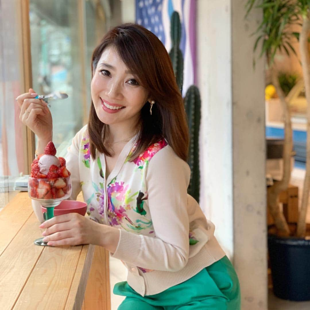 吉田美紀さんのインスタグラム写真 - (吉田美紀Instagram)「・ 暖かくなってきたのと 花粉症薬のカラカラ症状から 最近よくアイスが食べたくなる…🍨 ・ #kippyscococream #organicicecream #healthysweets #coconuts #coconutscream #strawberry #parfait #strawberryparfait #ヘルシースイーツ #キッピーズココクリーム #スイーツ #ビューティー #美容 #健康 #スーパーフード #グルテンフリー #いちご #いちごパフェ #ストロベリー #ストロベリーパフェ」3月15日 19時23分 - miki__yoshida