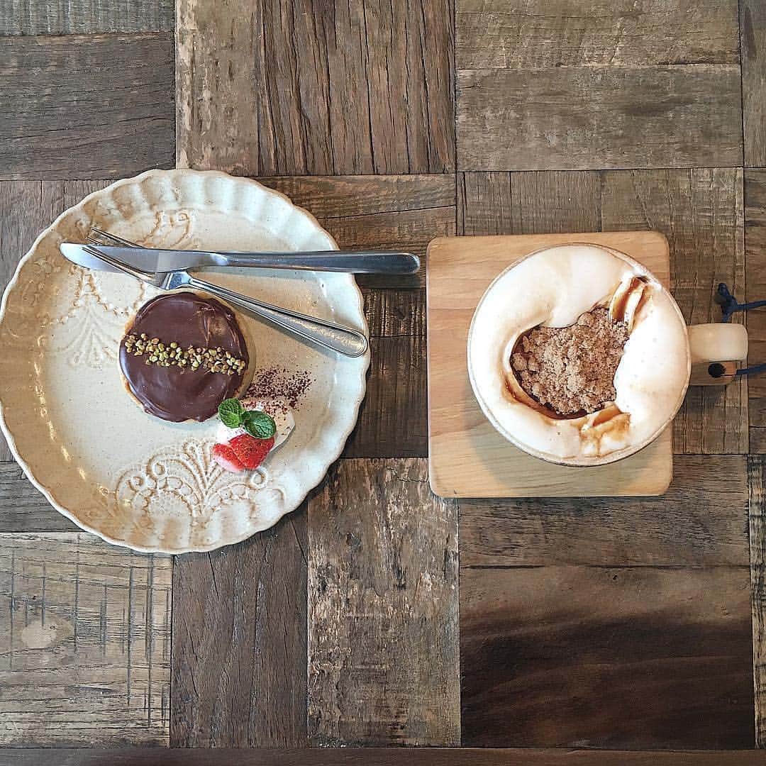 isutaさんのインスタグラム写真 - (isutaInstagram)「. 福島の会津にあるカフェ「Ｃafe Darrent」をご紹介♡ . レトロかわいい食器に盛り付けられた、タルトやチーズケーキなどの可愛いスイーツが楽しめるんです♩ . 人気のドリンク「黒糖カフェオレ」は、他にはない珍しいメニューですよね！ . おしゃれでかわいい写真が撮れること間違いなしなので、ぜひ行ってみてください♩ _____ Ｃafe Darrent open：12:00～18:00 close：月曜日 access：福島県会津若松市城前9-54 _____ photo by @rinririnrin @hn_pipi @ampamam16 . #isuta #isutapic #isutacafe #イスタ #cafedarrent #福島カフェ」3月15日 19時23分 - isuta_jp