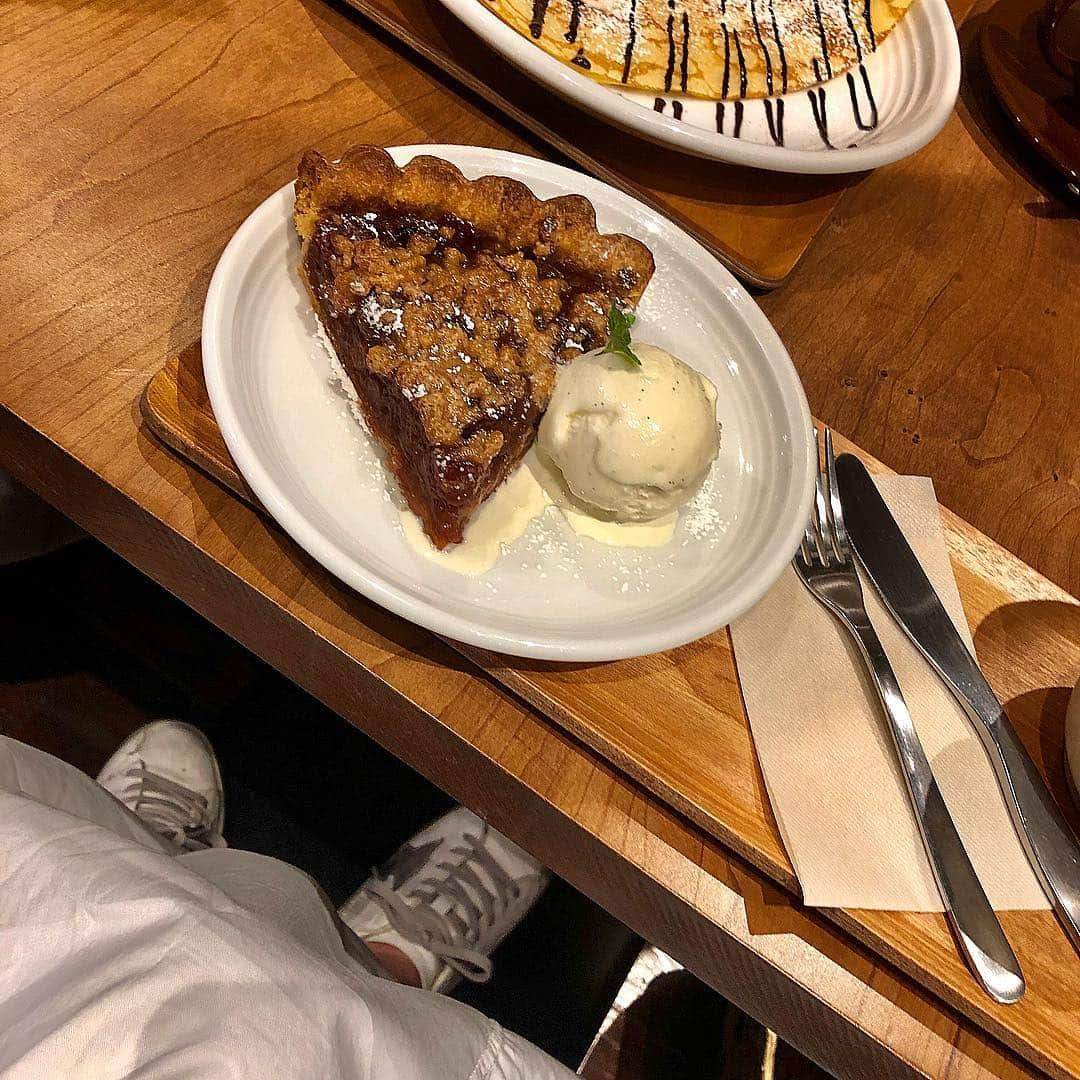 黒田絢子さんのインスタグラム写真 - (黒田絢子Instagram)「まなとお茶した♪ ケーキ食べた🍰 女子トークは大切なデトックスの一環です。 . . #teatime #cherrycake」3月15日 19時25分 - ayakokuroda_official