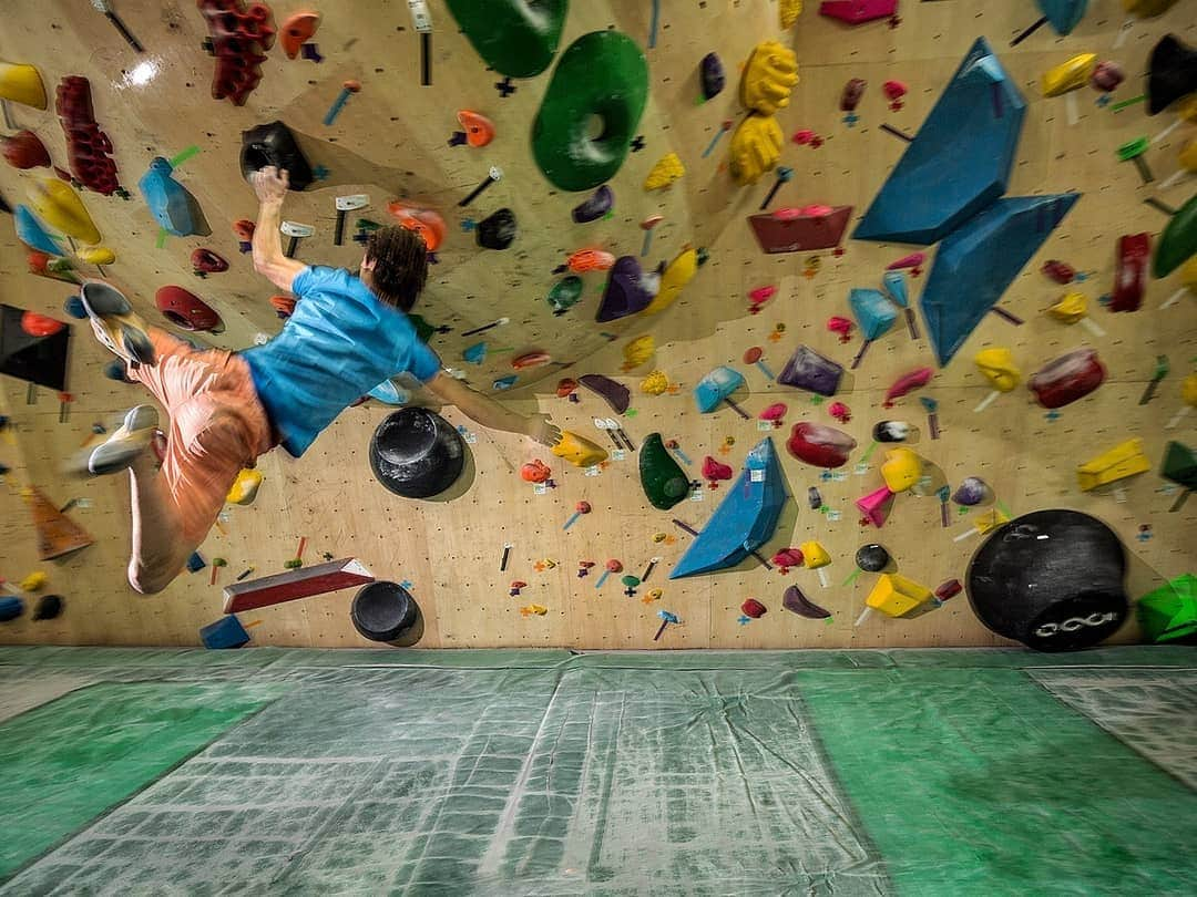 アダム・オンドラさんのインスタグラム写真 - (アダム・オンドラInstagram)「Some air time in @shina_rocky in Tokyo last week. In general, I might have thought that dynos would be bigger in japanese gyms, yet they were extremely tecnical and complex. Thanks @fujii_kokoro @possamyuji @tacata_tottori for a session that day in @shina_rocky! Pics by @bernardo_gimenez  @lasportivagram @blackdiamond @montura_official @mytendon @gardatrentino」3月15日 19時27分 - adam.ondra