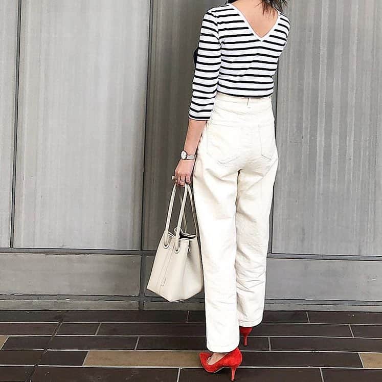 Locariのインスタグラム：「【春と言ったらやっぱりボーダー柄♡コーデにワンポイントカラーを取り入れるとよりオシャレ度UP！】 photo by @r_i_emama さん . . #ファッション #おしゃれ #服 #今日のファッション #今日のコーデ  #今日の服 #着回し #着回しコーデ #着回し術 #大人カジュアル  #大人コーデ #大人可愛い #カジュアル  #ママコーディネート #男の子ママ #大人カジュアル#大人シンプル#春コーデ #プチプラミックス #ボーダーコーデ #ルミノア #春先取り#大人gu部#マリンコーデ」