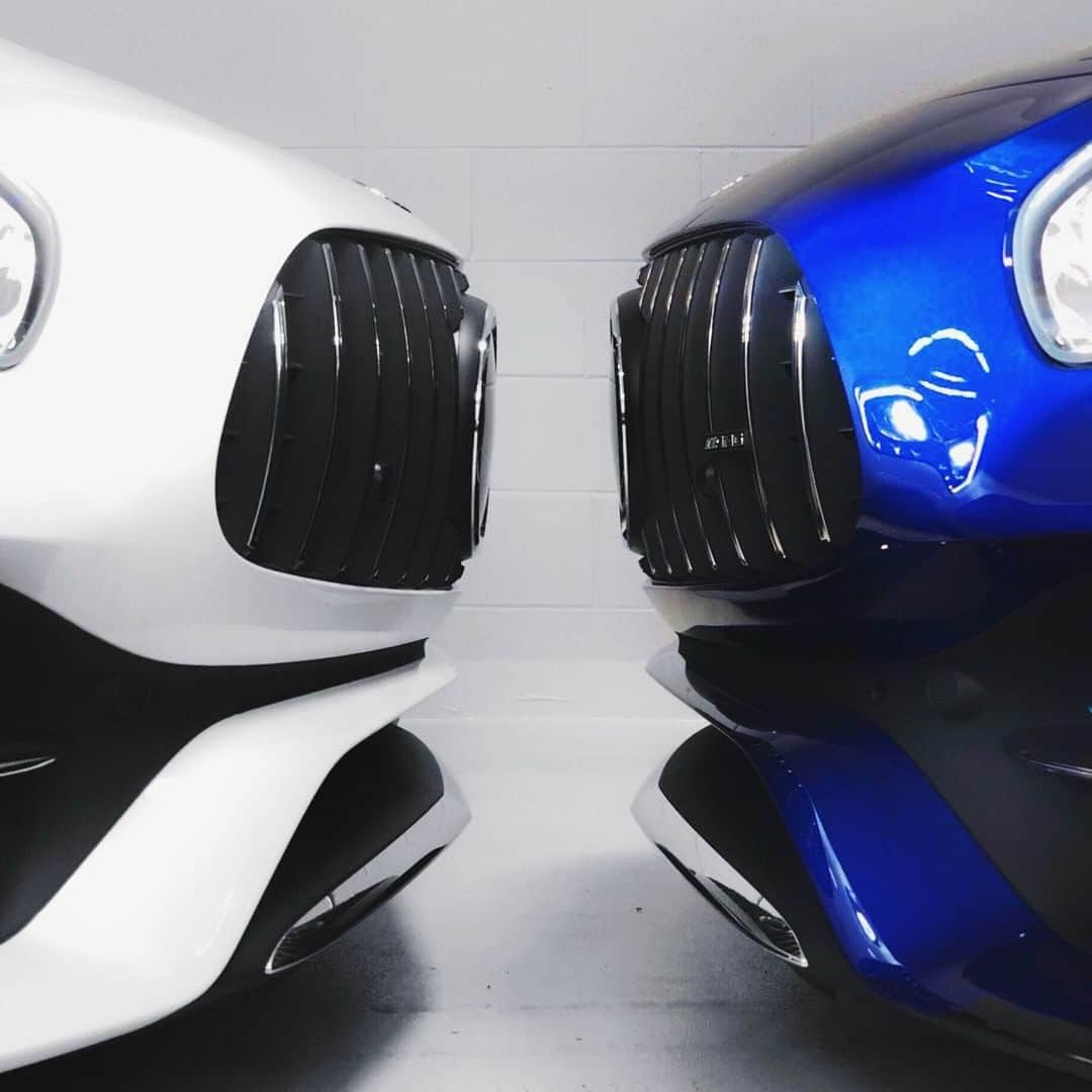 メルセデス・ベンツさんのインスタグラム写真 - (メルセデス・ベンツInstagram)「Left or right? ⚪ or 🔵? Photo by @mboakville. __________ [Mercedes-AMG GT C | Kraftstoffverbrauch kombiniert: 12,4 l/100 km | CO2-Emissionen kombiniert: 284 g/km | http://mb4.me/Rechtlicher_Hinweis/] . #MercedesBenz #MercedesAMG #🌟 #AMGGTC #mbfanphoto #mboakville #leftorright #automotivedesign #mbcar」3月15日 19時30分 - mercedesbenz