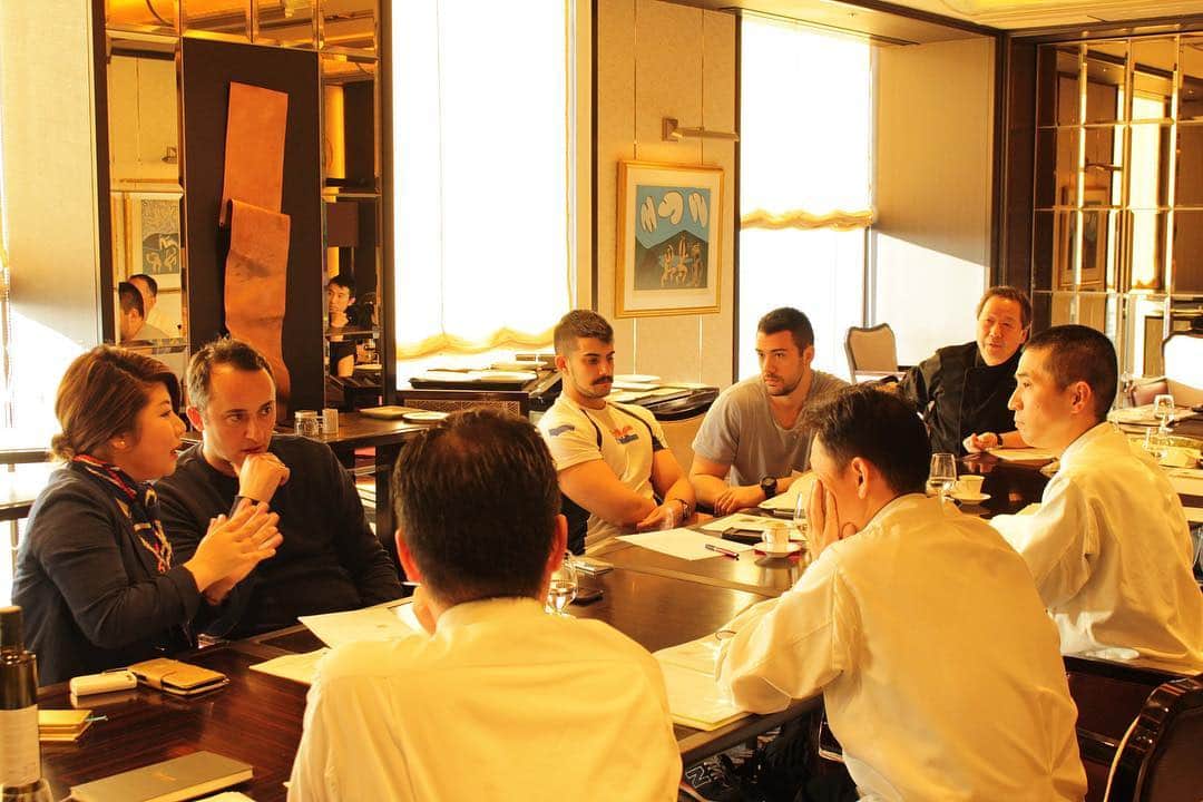 Table 9 TOKYO のインスタグラム：「本日よりスタート♪﻿ ﻿ ALBERTO FACCANI Special Dinner！！﻿ ﻿ Magnoliaのオーナーシェフ、Alberto Faccani氏が初来日。本日までスタッフと綿密な打ち合わせを行ってまいりました。﻿ ﻿ 皆さまのお越しを心よりお待ち申しあげております！﻿ ﻿ The dinner event “ALBERTO FACCANI Special Dinner” has just started today!﻿ Our hotel staff was deeply communicated with chef Alberto.﻿ We are all welcoming our guests to our special kitchen!﻿ ﻿ #table9tokyo#albertofaccani﻿ —————————————————﻿ #tokyo#japan#品川プリンスホテル#接待#グルメ#品川#shinagawa##ホテル#グルメ女子#food#life#旅行#travel#ウェディング#食事会#顔合せ#バー#bar#結婚式らしくない結婚﻿ ﻿ ﻿」
