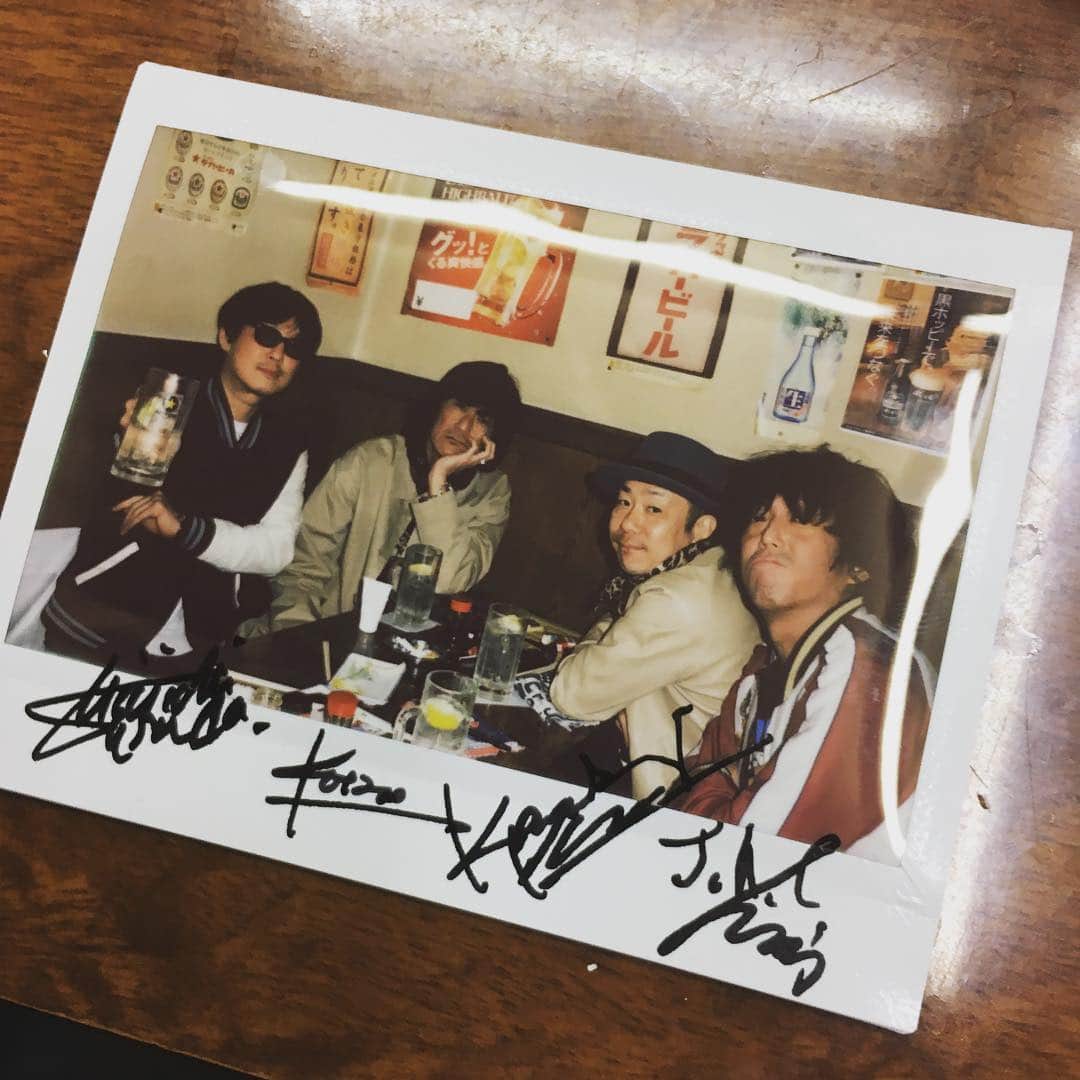 のインスタグラム：「3月27日のアルバムリリースに向けて古市コータローバンド音楽と人のインタビュー取材。久しぶりにRECメンバーが集結。写真は読者プレゼントのポラ。  #音楽と人  #古市コータロー #鈴木淳 #クハラカズユキ  #浅田信一」