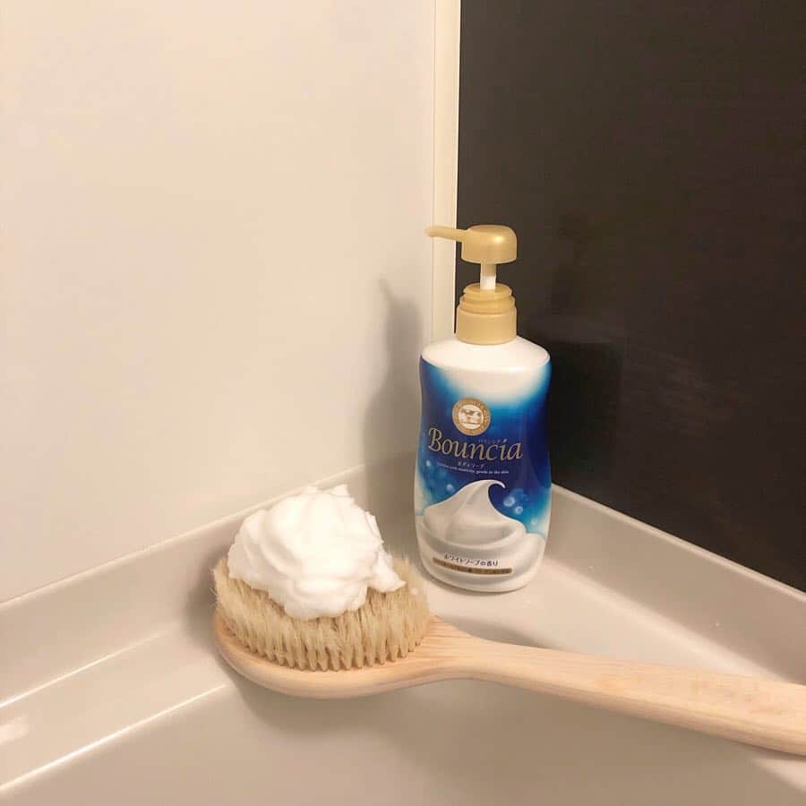 のインスタグラム：「. みよ、このふわっふわもちもちの泡を。 噂の #ヤバ泡 とやらが簡単にできました😮♡ . ☑︎ #バウンシア #バウンシアボディソープ  ホワイトソープの香り . 泡立てネットがあれば誰でも簡単にこんなに 濃密な泡が作れるのは感動もの🐄♡ ラテもだけどカフェにいってフォームミルクが キレイだとテンション上がる感覚と同じ☕️笑 . 贅沢にたーっぷりの泡を使ってブラシで 優しく洗ってます。 濃密な泡だからゴシゴシしなくてよし◎ . シアバター、ヒアルロン酸、コラーゲンと 美容成分(保湿)も配合されています🌿 . ふわーっと優しい香りが広がって癒される◎ プチプラだし是非使ってみてほしいです🥛 . @bouncia_official  #ik_make#Bouncia#bodysoap#bathtime#bodycare#skincare#牛乳石鹸#濃密泡クッション#ボディソープ#ボディケア#バスタイム#インバスケア#プチプラコスメ#プチプラ#バウンシア_PR」