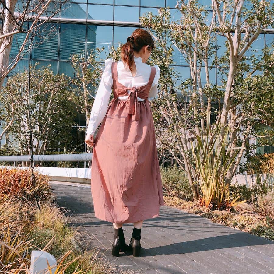 のインスタグラム：「大阪で収録でした❤︎ 大阪の番組はほんと効率的でコンパクト🤭❣️笑 去年一年で沢山番組に呼んで頂いて、最初はソワソワしてたけどだんだん慣れてきて今とっても楽しくて大好き☺️ ・ @titivatejp の#バックリボンエプロンワンピース ☺︎✨ 天気が良くて最高🍂 ・ #ootd #coodinate #titivate #titivatestyle #ティティベイト #」
