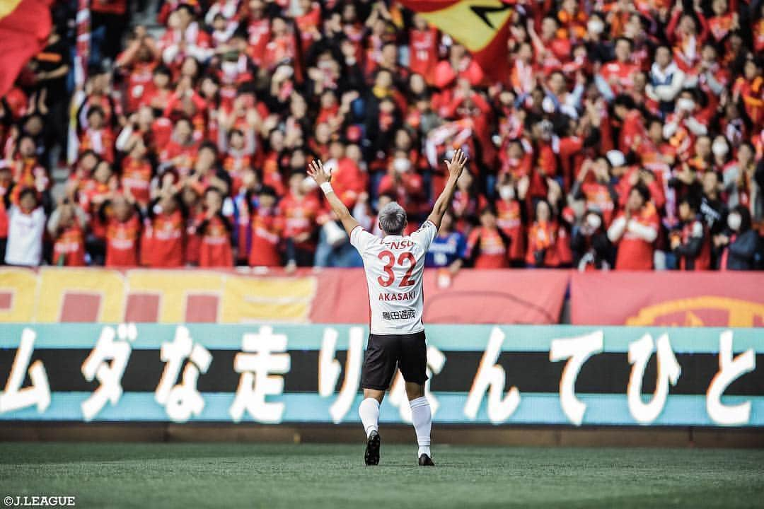 Ｊリーグさんのインスタグラム写真 - (ＪリーグInstagram)「🙌🙌🙌⚽️✨﻿ ﻿﻿﻿ Best Shot J.LEAGUE⚽️📸﻿﻿﻿﻿﻿﻿﻿ ﻿﻿﻿﻿﻿﻿﻿ 🏆#明治安田生命Ｊ１リーグ 第３節 ﻿﻿ ﻿﻿﻿﻿﻿ ベストショットをお届け👀✨﻿﻿﻿﻿﻿﻿ ﻿﻿﻿﻿﻿﻿ #Ｊリーグ ﻿﻿﻿﻿﻿﻿ ﻿﻿#jleague﻿﻿﻿﻿﻿﻿﻿ ﻿﻿﻿﻿﻿﻿ ﻿﻿ #名古屋グランパス﻿ #赤崎秀平﻿ #喜び #ファン #サポーター  #バンザイ #ばんざい #🙌 #ゴール #goal﻿ #bestshot #best﻿﻿ #ベストショット ﻿﻿﻿ #サッカー#soccer ﻿﻿﻿﻿ #instagood #soccerphoto  #soccer⚽️ #football #⚽️ ﻿」3月15日 19時36分 - jleaguejp