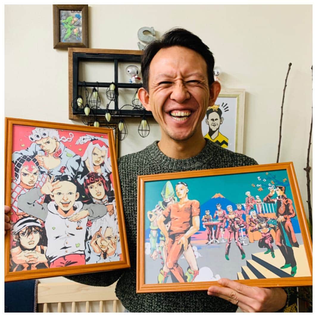 院長ヨモギダのインスタグラム：「🐞 嫁です! 主人に内緒で、イラストをお願いして描いて頂きサプライズ✨プレゼント🎁しました! . .  2周年おめでとうヨモちゃん。 .  スタンド使いはスタンド使いにひかれ合う! これからも夜露死苦ね🐢 . . .  1⃣【JOJO護衛チーム with 仗助＆承太郎 渋谷スポンジへ行く】 2️⃣【護衛チームとJOJO立ち院長ヨモギダ】 . .  2つのイラストは早速 渋谷スポンジに飾りましたッ!! . . . このサプライズにご協力下さった art work @kanejojoart さん 時間をかけてお気持ちいっぱいのイラストに感激です😭♡ 本当にありがとうございました🐞 . . . ‧✧̣̥̇‧✦‧✧̣̥̇‧✦‧✧̣̥̇‧✦‧✧̣̥̇‧✦ 渋谷スポンジ 💫💫開院2周年イベント開催中🌸 . .  3/31(日)迄の期間中 🌟ご来院の方に✨ハズレなし🌟 スピードくじを開催します!! . ※期間内、ご来院の都度 参加可能です。 (例:月2回施術の方 2回引けます) . ⬇️ ⬇️ ⬇️ . . 次回施術に使える金券💵 10000円分・5000円分・3000円分・1000円分・500円分 その他、コスメなど美容グッズ . . . さらに  期間中ご来院の全ての方に . 帽子にトレーナーにバッグに👍 サイズ感に拘って拘った"(⌯︎¤̴̶̷̀ω¤̴̶̷́) 渋谷スポンジ🏵2周年記念 ꫛꫀꪝ✧‧˚オリジナルバッチ🏵を プレゼント🎁致します!! . . .  ご予約が取りにくくなっております。🙇‍♂️🙇‍♀️ ご予定がお決まりの際は 早目のご予約をお願い致します。 . . . リピーターの方も 鍼に興味はあるけど不安な初めての方も!是非お待ちしております🌸 . . .  #渋谷スポンジ 🌱 ハイクオリティ美容鍼 #鍼灸 #マッサージ #痩身 #ヘッドスパ 東京都渋谷区松濤1-28-6 麻生ビル2F☏‭0367127598‬ 🌷ご予約はHP又はお電話で 🌈 ‭www.shibuya-sponge.com‬ HPからブログもご覧下さい🐕 . . 🙊初回 全メニュー1000円OFF✨ 🙉1ヶ月以内リピート常時500円OFF✨ . 1⃣初回の方にプチギフト進呈🎁  2️⃣全員の方にクリスタルガイザー500mlボトルプレゼント💧 .  3⃣✨2周年記念✨渋谷スポンジオリジナルバッチプレゼント🎁 4️⃣渋谷スポンジオリジナルステッカーも差し上げてます！ . . .  #美容鍼灸 #美容鍼 #小顔 #美肌 #シミ #くすみ #腰痛 #肩こり #むくみ #乾燥肌 #肌荒れ #疲労 #たるみ #アンチエイジング  #偏頭痛  #眼精疲労 #乾燥肌 #骨盤調整 #筋膜リリース #姿勢改善 #jojo  #jojosbizarreadventure #ジョジョ #ジョジョの奇妙な冒険」