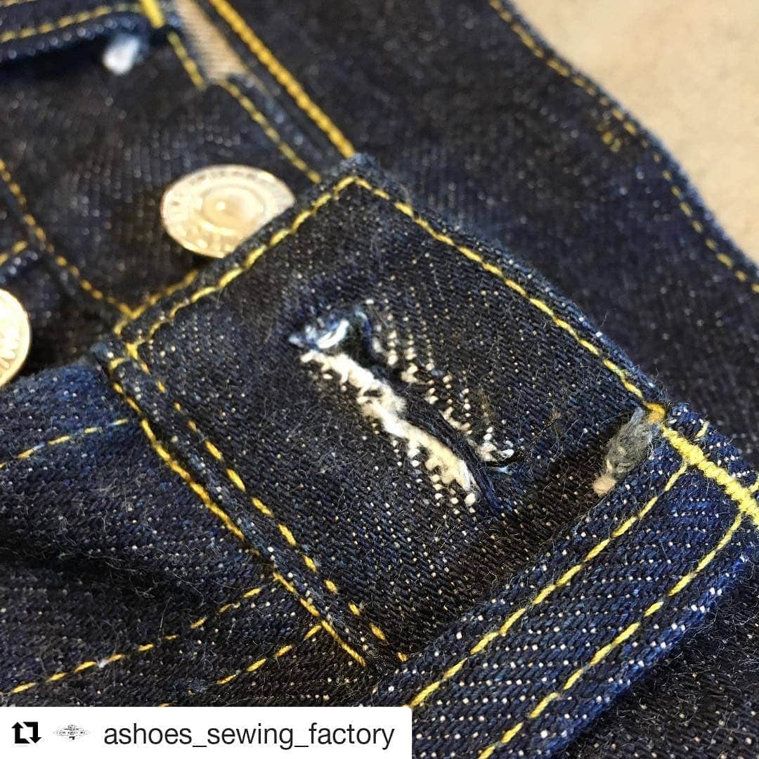 select shop「ASHOES」 SHOP STAFFのインスタグラム：「#Repost @ashoes_sewing_factory (@get_repost) ・・・ ボタンホールのリペア。  流れハトメの ステッチ抜けを含めた ボタンホールのリペアは 結構ご依頼いただきます。  空いている穴を塞ぎ 補強を施して もう一度 流れハトメを 打ち直します。  ここで使うミシンは ボタンホール専用の 特殊ミシンです。  流れハトメの 綺麗なステッチが 蘇りました。  こだわりを カタチに。  お気軽に ご相談ください。 −−−−−−−−−−− ジーンズを カッティングから 丸縫いしています。  シルエットの別注も 可能です。  リペアへのフィードバック。 またその逆を 日々貯め込みながら。 −−−−−−−−−−− #リメイク #デニムリペア #ジーンズ修理 #デニム修理 #サイズ変更 #幅出し #handmade #ハンドメイド #ashoes #亜洲'S #さいたま #大宮 #デニム #ジーンズ #裾上げ #チェーンステッチ #お直し #リペア #穴埋め #タタキ #singersewing #Unionspecial #sewing #sewingmachine #ミシン #シンガーミシン #ユニオンスペシャル #jukI #unionspecial43200g」