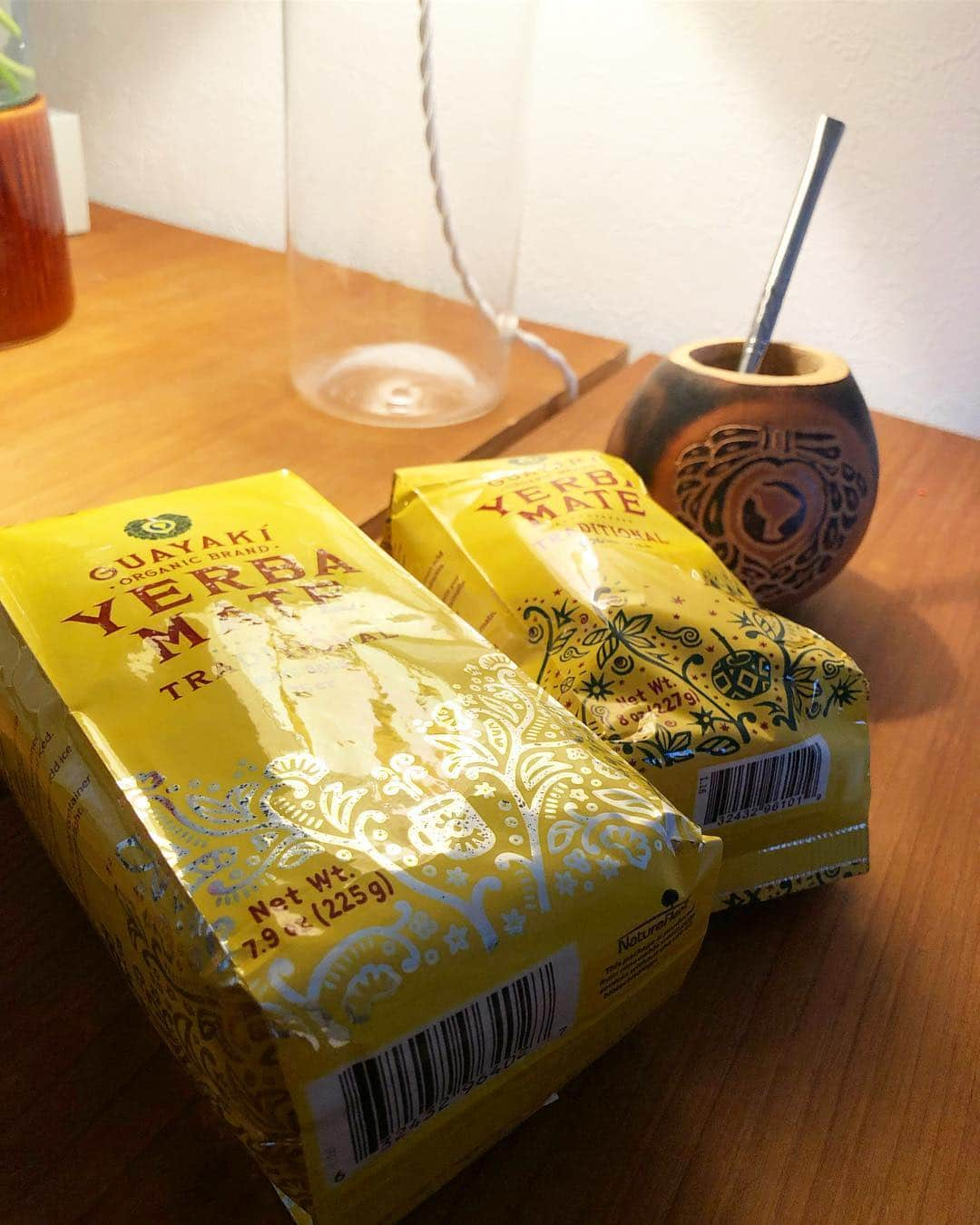 都倉賢さんのインスタグラム写真 - (都倉賢Instagram)「最近始めたマテ茶☕︎ コーヒー大好きなんですけど、飲む度にコーヒーの栄養素が豊富だったら最高なのにな…なんてずっと思っていて、いっそのことコーヒーに、プロテインいれちゃおっかなんて考えていたのですが…笑  そんな事を思っていたら、知り合いを通じて知ったマテ茶！ 「飲むサラダ」と言われるくらい栄養が豊富だそうで、肉しか食べない南米の方はマテ茶を飲んでバランスをとっているとか…。 最初は苦味を感じましたが、慣れてくるとクセになる苦味と言うか、もともとコーヒーも苦くて飲めなかった事を考えるとこれからマテ茶ハマりそうな予感です！ 伝統的な飲み方でボンビージャと言う鉄のストローで飲むスタイルも新たな感覚で楽しめそうです😍  #我が家の旬」3月15日 19時46分 - tokuraken